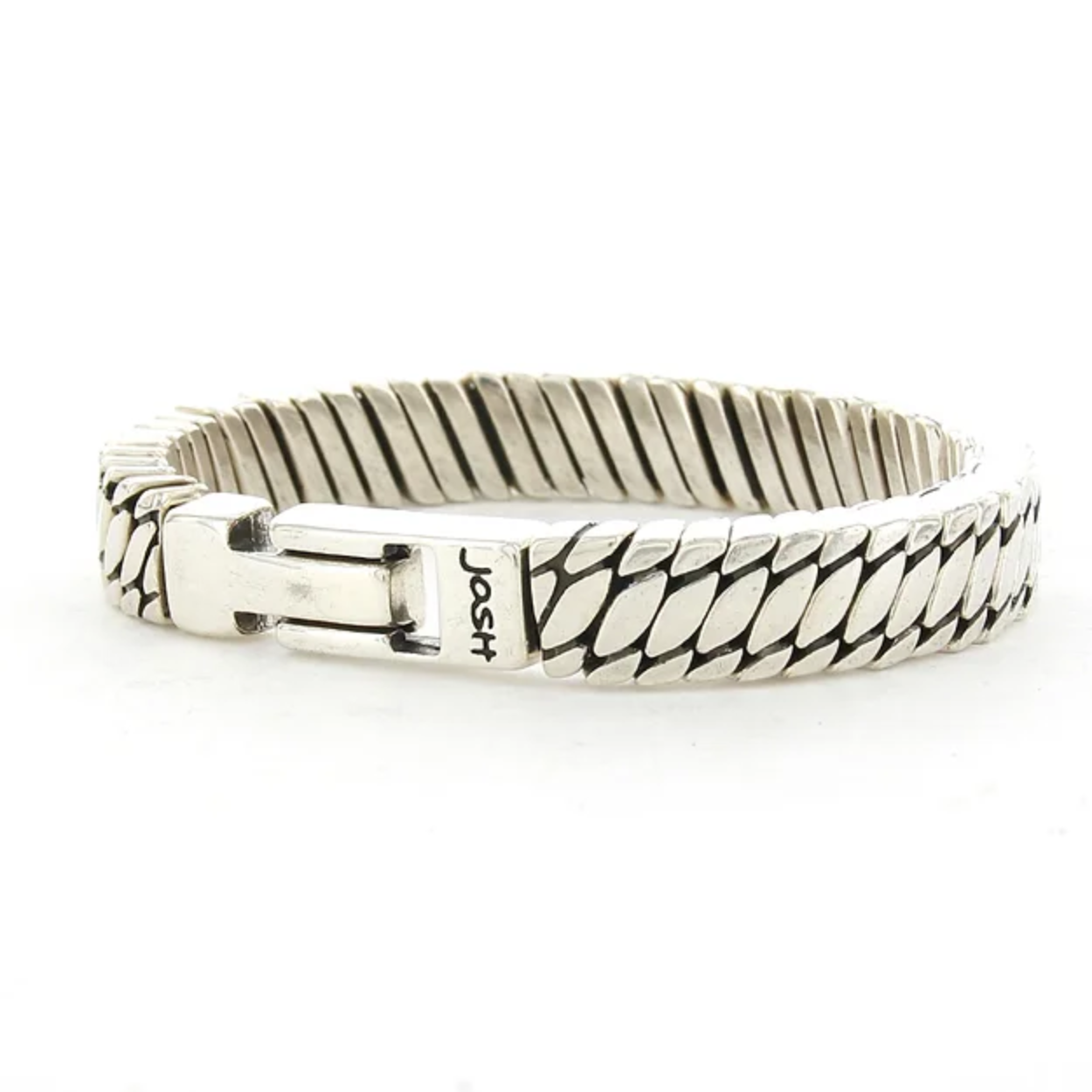 Deze prachtige Josh armband is verzilverd en heeft een lengte van 20 cm. Het armband heeft een uniek design en is perfect om elke outfit compleet te maken. Draag deze armband alleen of combineer het met andere sieraden voor een trendy look. Het is een echte eyecatcher voor elke gelegenheid! Maak je look compleet met deze Josh armband.