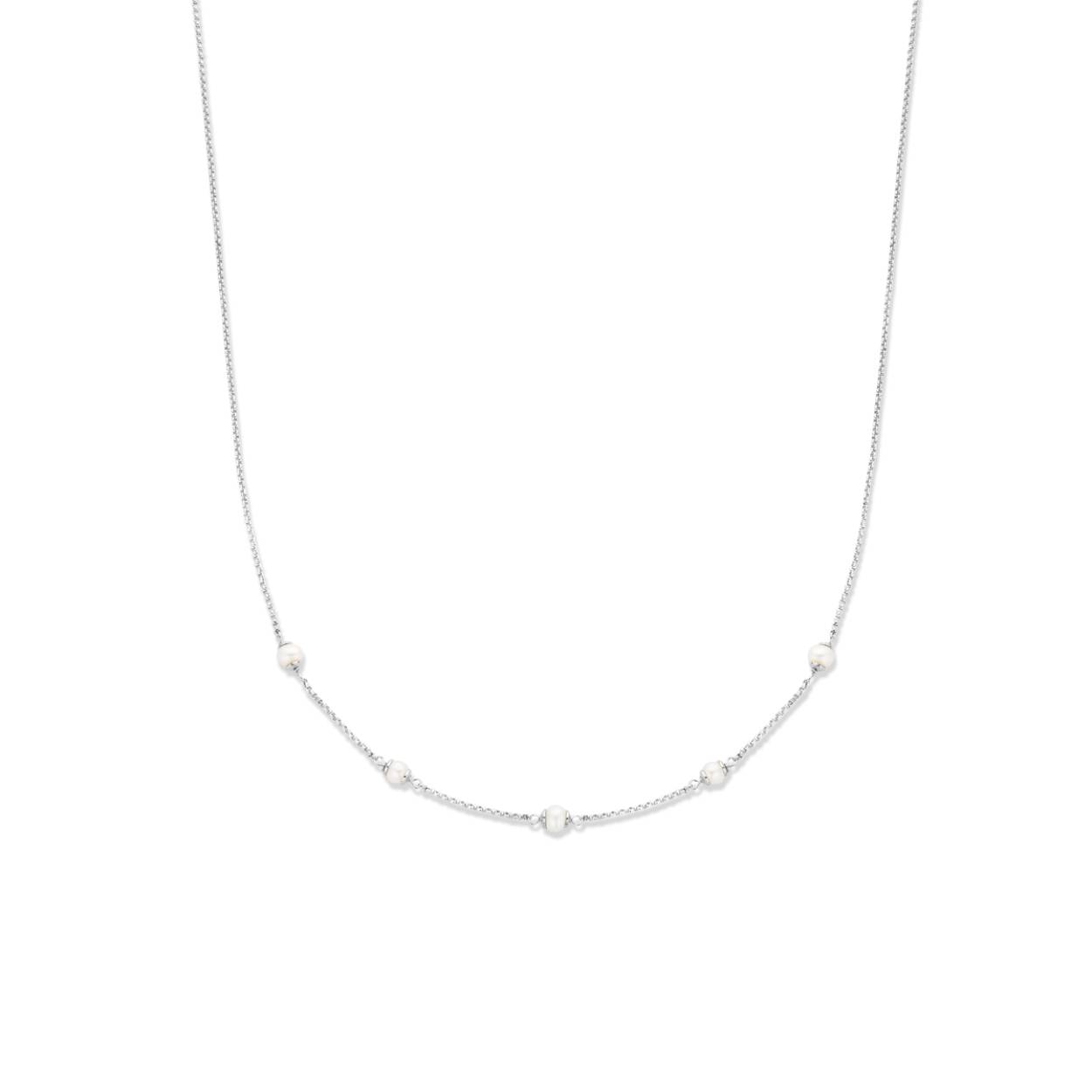 Gerhodineerd 925 zilveren collier met zoetwaterparels. Het collier heeft een draaglengte van 41cm en een extensie van 4cm. Uitgevoerd met een karabijn sluiting.