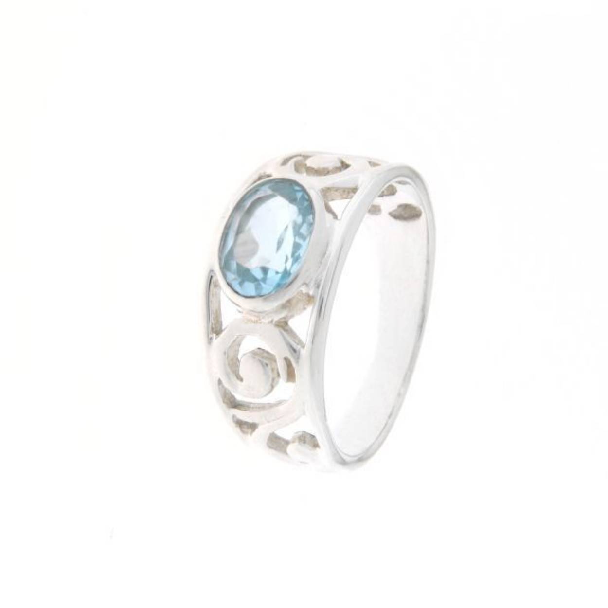 De zilveren ring heeft een cabochon geslepen Blauwe Topaas of Rozenkwarts edelsteen. De vorm van de edelsteen is ovaal met een afmeting van 8 bij 6 mm.