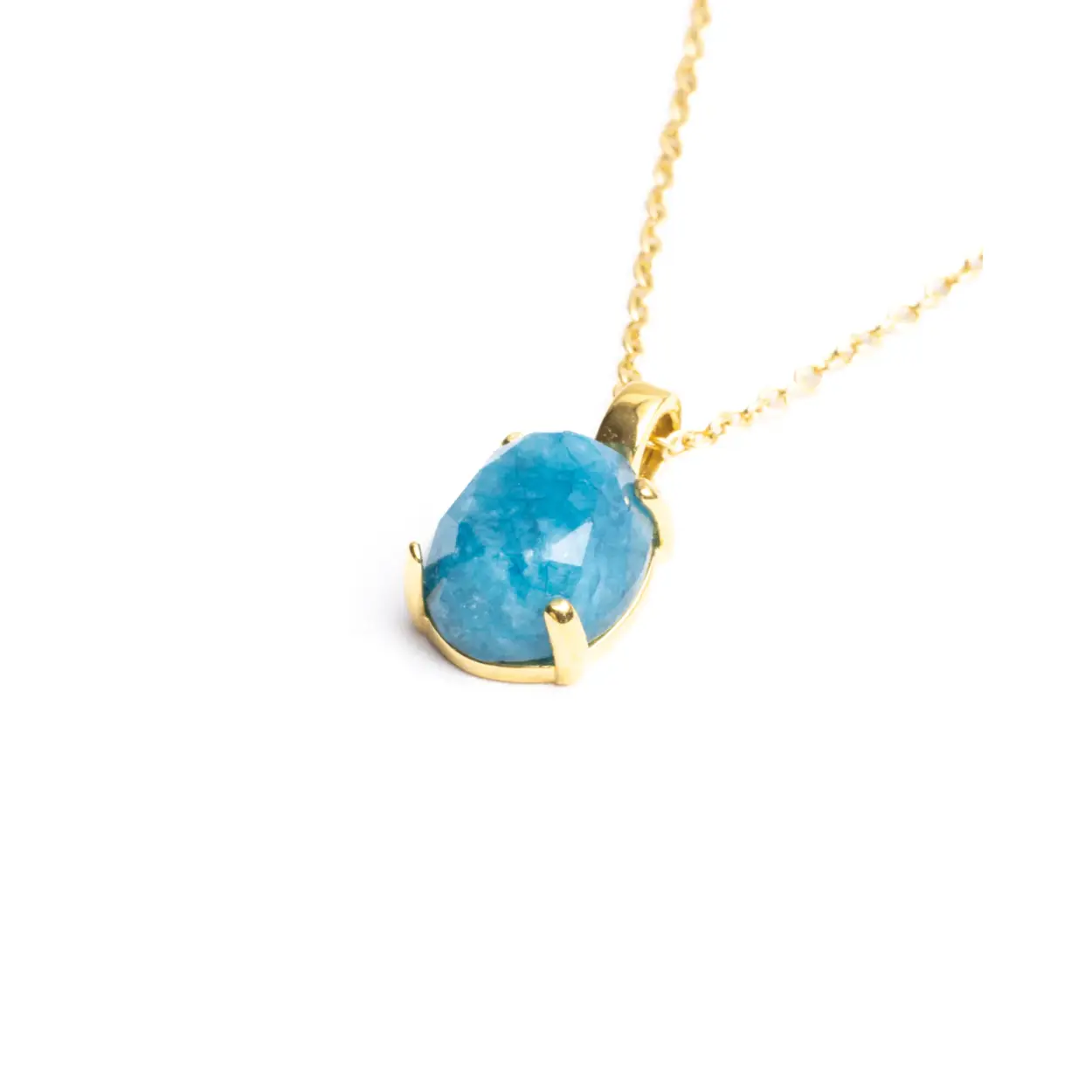 Het Calispera Blue collier is afgewerkt met een prachtige, gefacetteerde Crystal steen. Deze ketting is 38 cm lang en is in maat verstelbaar met 3 cm zodat hij perfect past.

Alle Didyma sieraden zijn gemaakt van 316L roestvrij staal in combinatie met prachtig natuursteen. We kiezen voor dit materiaal omdat het zeer duurzaam, licht van gewicht en hypoallergeen is. De kleur zal na verloop van tijd niet vervagen als je er voorzichtig mee omgaat!

Bergkristal is een glanzende steen gemaakt van kwarts. Het is hard, dus het krast niet gemakkelijk, en het wordt over de hele wereld gevonden. Veel mensen geloven dat het speciale eigenschappen heeft, zoals:

1. Zuiverheid: het heldere uiterlijk van bergkristal heeft het tot een symbool gemaakt van zuiverheid, helderheid van denken en spirituele verlichting. Het wordt vaak geassocieerd met een heldere geest en ziel.

2. Genezing en energie: op het gebied van kristalgenezing wordt bergkristal beschouwd als een "meestergenezer". Er wordt aangenomen dat het energie versterkt en helpt bij meditatie en concentratie.

3. Transformatie: het vermogen van bergkristal om licht in alle kleuren te breken symboliseert de veelzijdigheid en transformatie van energie.

De Griekse uitdrukking "Καλησπέρα" (uitgesproken als "Calispera") vertaalt naar "Goedenavond" in het Engels. Het is een gebruikelijke begroeting in Griekssprekende gebieden om iemand een fijne avond te wensen of om hallo te zeggen als het laat op de dag is. De term weerspiegelt de warmte en vriendelijkheid van de Griekse cultuur, waar begroetingen vaak een essentieel onderdeel zijn van dagelijkse interacties.