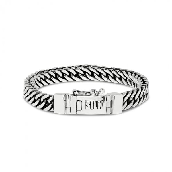 Zilveren armband van SILK, model 118. De schakels van de armband zijn aan vier kanten afgevlakt waardoor er een vierkant effect ontstaat ook wel geslepen gourmet schakels genoemd. 
Deze band is van binnen geoxideerd en krijgt daardoor een mooie donkere gloed van binnenuit.