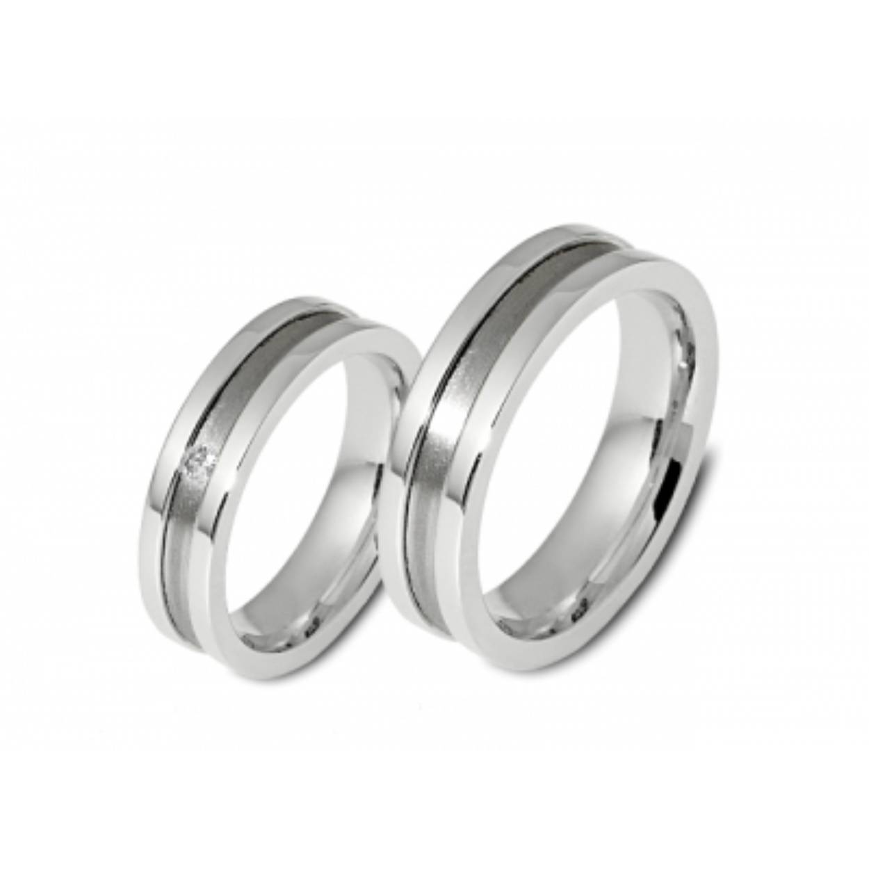 585 witgouden trouwringen,  mat/glimmend 5 mm breed. De damesring is gezet met 0.06ct briljant