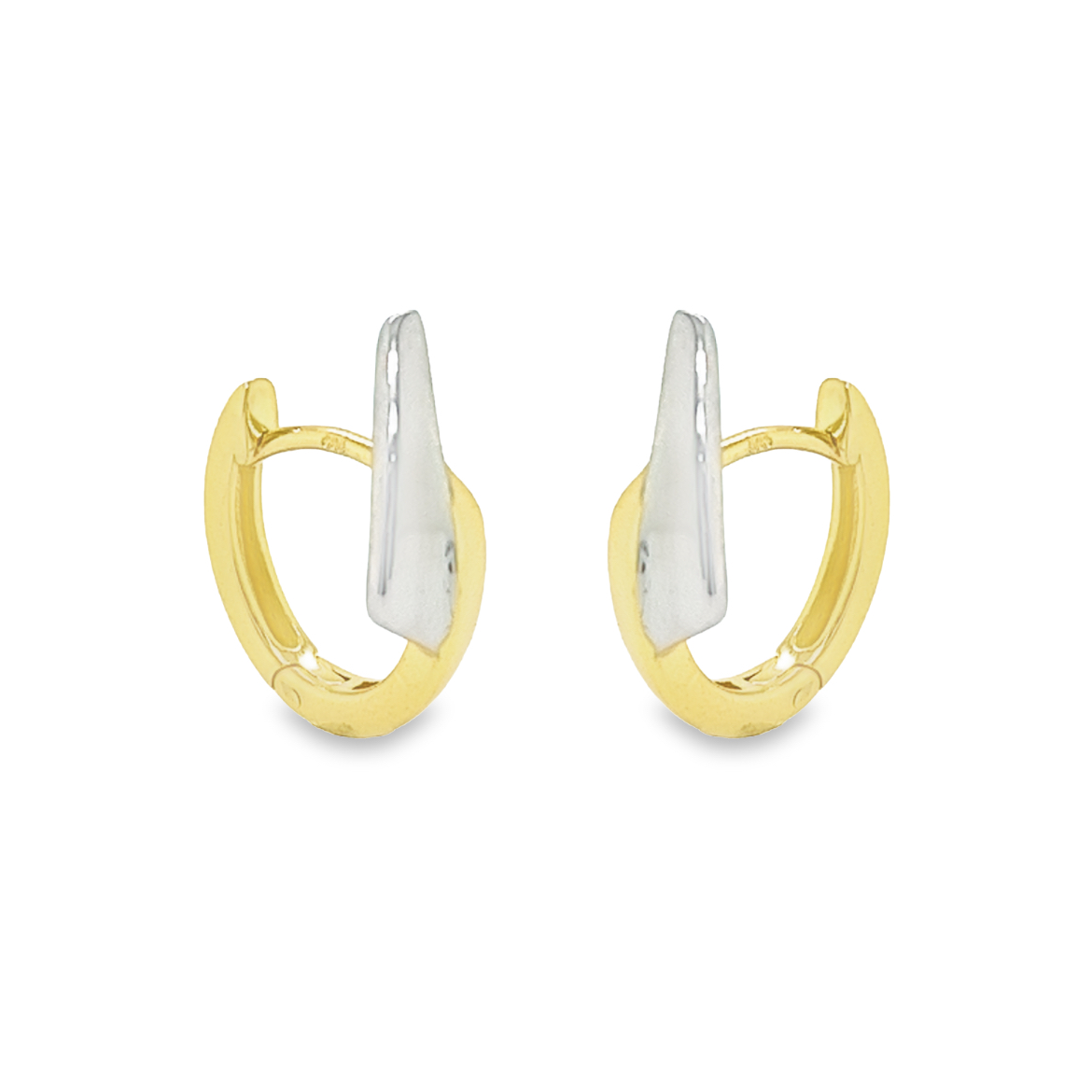 Deze bicolor gouden oorringen hebben een sierlijke uitstraling. De oorringen zijn volledig glad gepolijst. De combinatie van geelgoud en witgoud zorgt ervoor dat deze oorringen perfect matchen met andere sieraden.