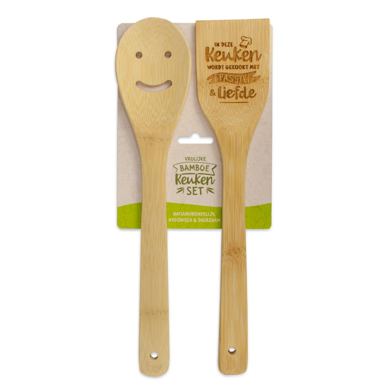 De spatel en lepel in de keukenset van uw keukengerei groothandel, zijn gemaakt van stevig, duurzaam bamboe. De keukenset is daarmee dus een 100% natuurproduct. Dit betekent dat elke spatel en lepel uniek zijn in kleur en tekst. De keukensets die u van uw keukengerei groothandel ontvangt, kunnen dus enigszins afwijken van de foto’s die u op onze website en in onze webshop ziet.