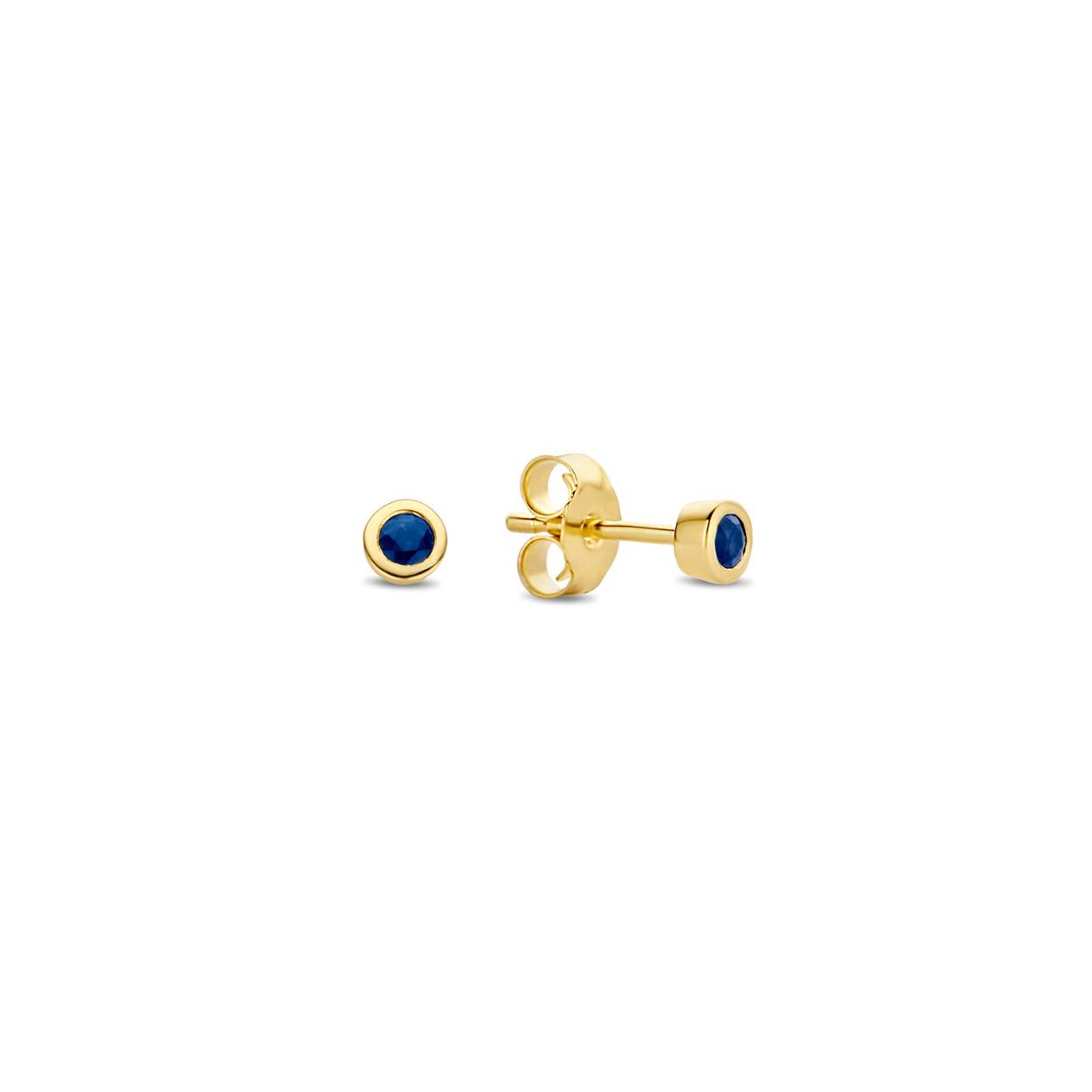 De Sapphire Studs zijn gemaakt van 14K goud en bevatten een unieke saffier. De diepblauwe kleur die de edelsteen kenmerkt brengt wijsheid met zich mee, soms best handig toch? Een sprankelende toevoeging aan jouw earparty!
Materiaal: 14 Karaat - Geelgoud - 585
Edelsteen: saffier- Het gaat hier om echte edelsteen. De kleur van de edelsteen kan afwijken van de productafbeelding.
Afmeting: 2,4mm x 2,4mm
Artikelnummer: JKE20.009