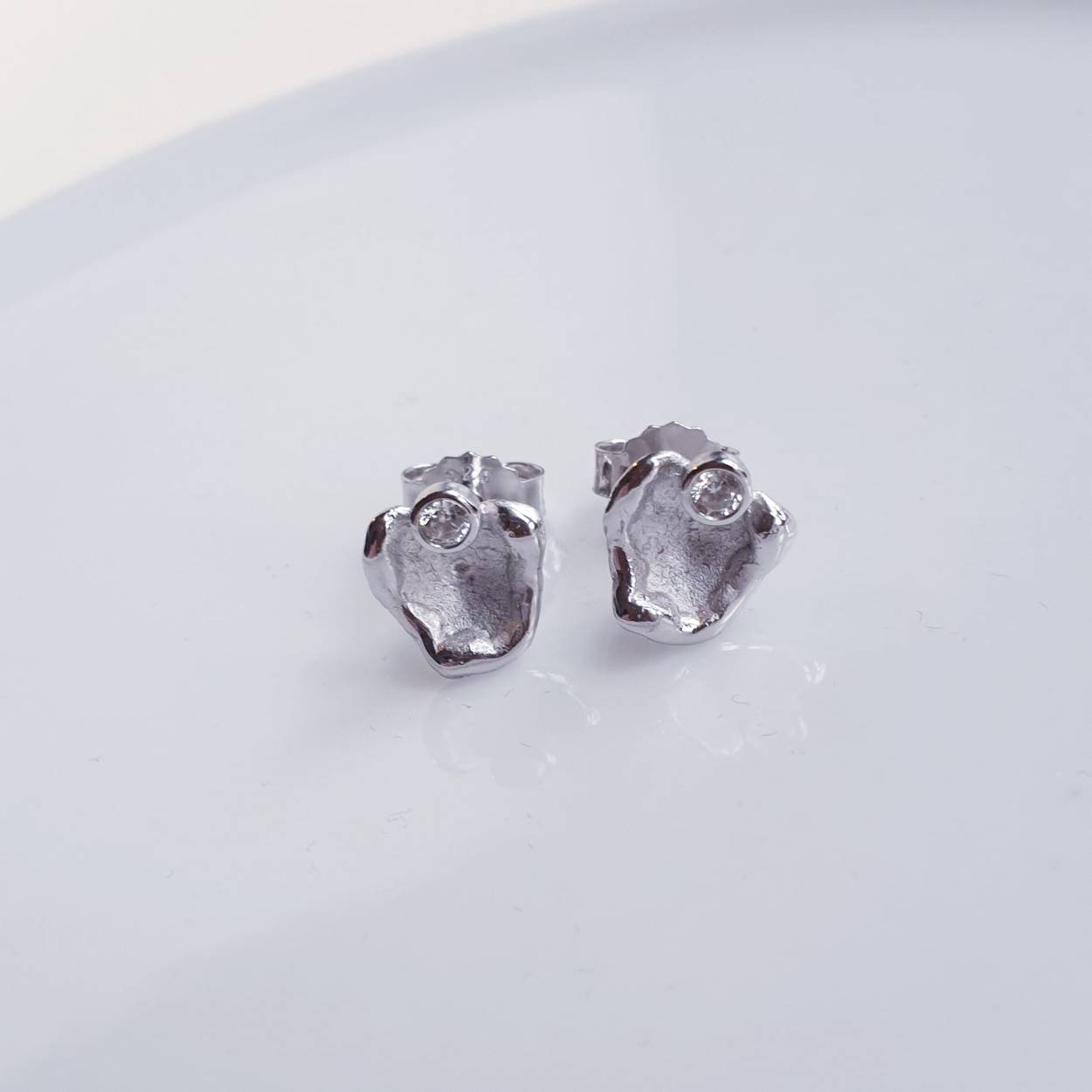 Handgemaakte oorbellen met matte accenten en Zirkonium.
