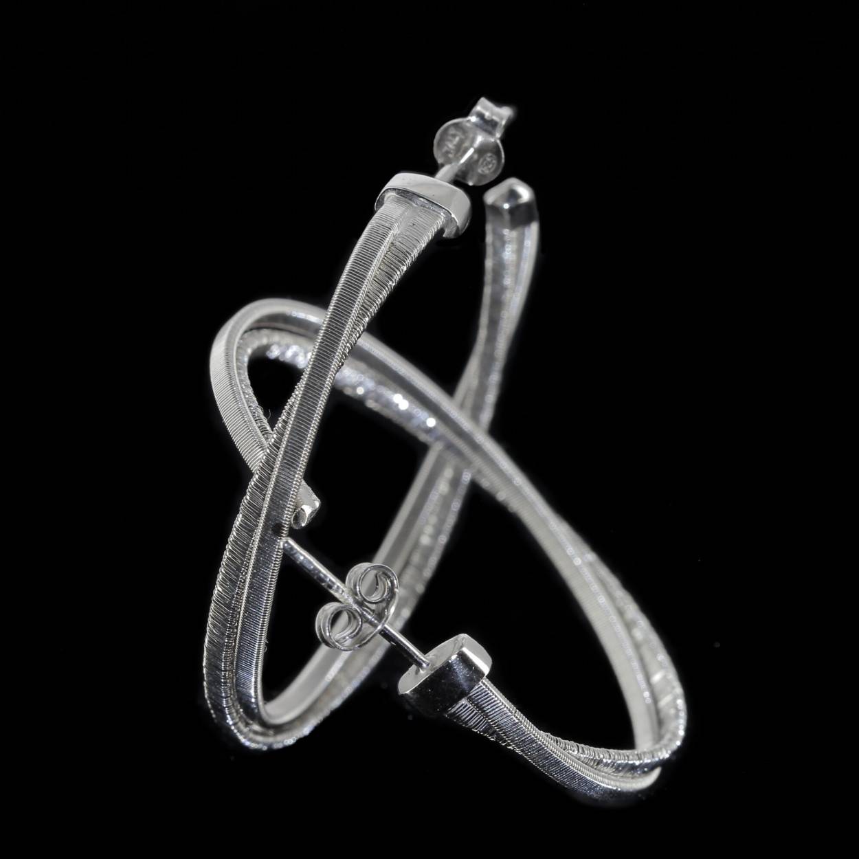 Trendy oorringen van sterling zilver bestaande uit 2 fijn geribbelde draadjes.