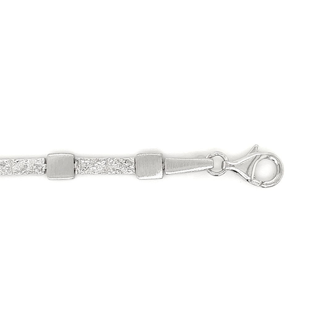 Deze armband is gemaakt van 925 zilver. De armband is op bijzondere wijze bewerkt en heeft een ruwe uitstraling. Ook heeft de armband een stevig karabijnslot.