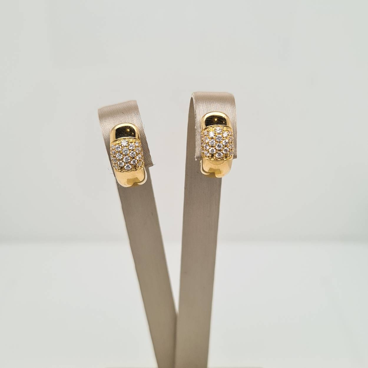 Prachtige 14 karaat gouden oorsieraden met diamant, 0.31crt. 