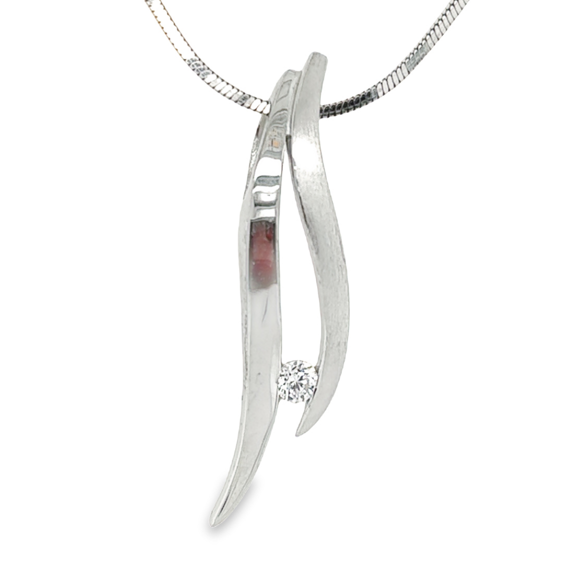 Deze elegante zilveren hanger is het perfecte accessoire voor de moderne vrouw. De hanger is gerhodineerd voor extra duurzaamheid en heeft een verfijnde mat/glans afwerking die een subtiel contrast creëert. De hanger is voorzien van een prachtige zirkonia die een sprankelende glans toevoegt aan het ontwerp. Dit speciale item is ontworpen voor dames die houden van een subtiele en toch opvallende touch in hun outfit. De hanger weegt slechts 1.65 gram, waardoor het een licht en fijn sieraad is dat comfortabel gedragen kan worden. Dit zilverkleurige sieraad is een prachtig cadeau voor jezelf of een geliefde en is een tijdloze aanvulling op elke sieradencollectie.