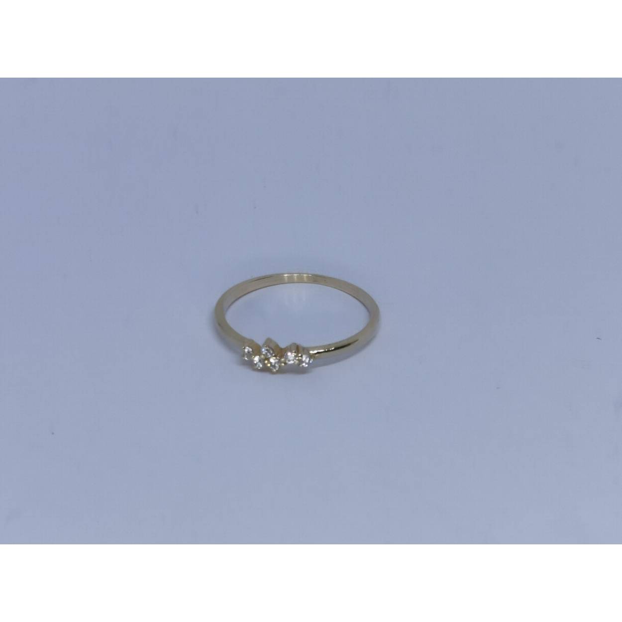 14 Karaat geel gouden ring met zes briljant geslepen zirkonia's gezet in fantasie zetting.

Leuk om te combineren met de oorstekers EBOZ0006 en/of
collier EBCZ0009.

Deze ring is ook leverbaar met briljant geslepen diamanten, zie artikel EBRD0034.

Deze ring is alle maten leverbaar. U kan bij het afrekenen, bij het kopje opmerkingen vermelden welke maat u wenst.