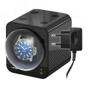 Eventueel later uitbreidbaar tot een watchwinderset, deze boxy watchwinder wordt geleverd met adapter en is later uitbreidbaar tot een watchwinderset van 12 stuks met maar 1 adapter.
Deze watchwinder heeft een programmeerbare motor met links- of rechts rotatie (650 tot 3600 omwentelingen per dag) of wisselende rotatie. Uitgevoerd met een ruime, ronde stofkap en een stevig kussen en daardoor ook geschikt voor zware horloges met een grote, dikke kast. Met een stille, betrouwbare bandaandrijving voor een laag geluidsniveau en zo min mogelijk slijtage. Er zijn ook diverse ladekasten beschikbaar met extra opbergruimte om diverse boxy's makkelijk te koppelen.

Let op: deze watchwinder wordt geleverd inclusief de adapter.

