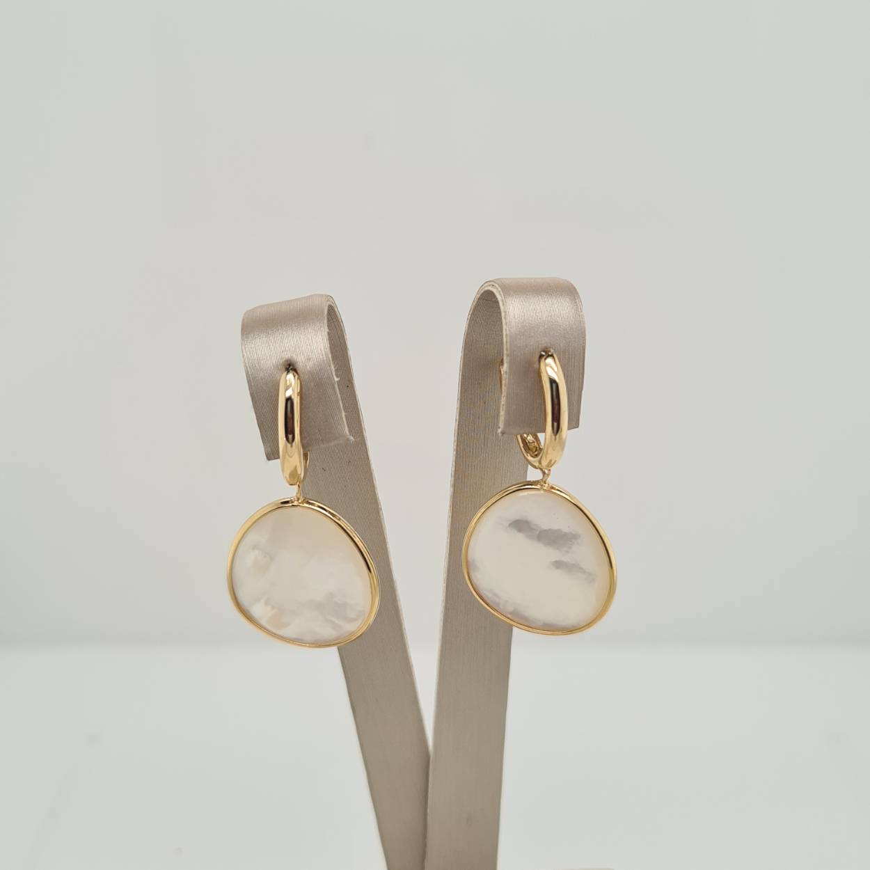 Prachtige 14 karaat gouden oorhangers met parelmoer. 
