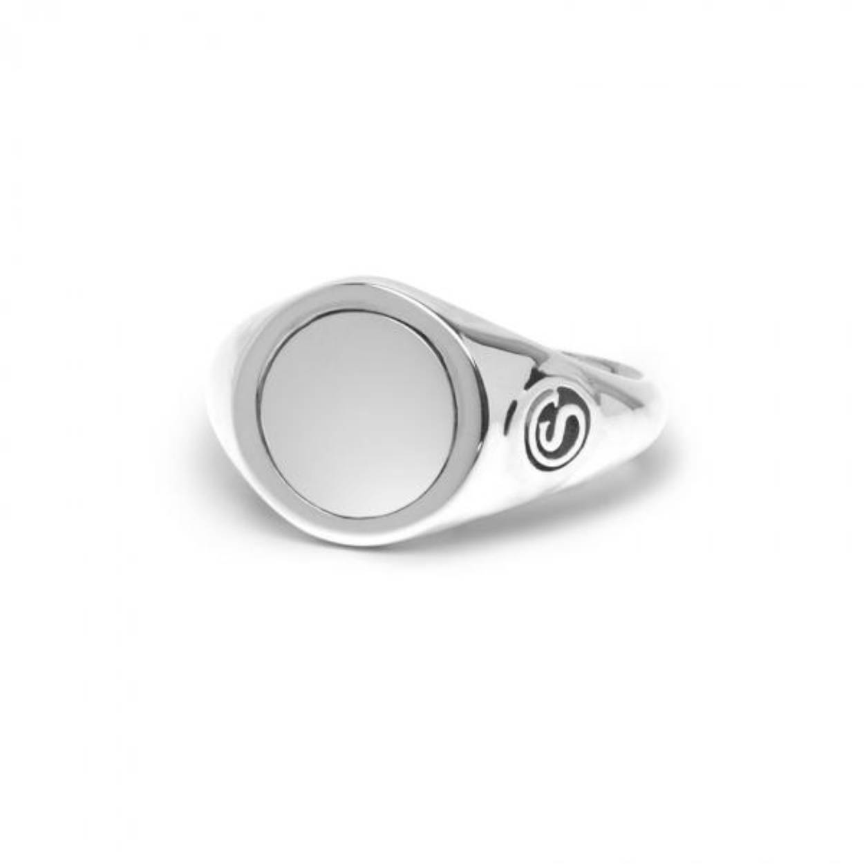 Zilveren zegelring van het merk Silk. In deze ring kan gegraveerd worden. 