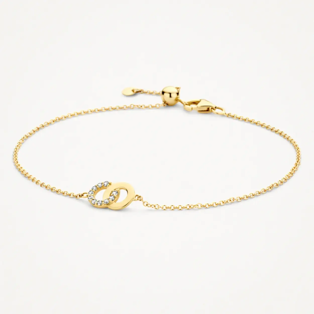 Deze elegante 14k geelgouden armband wordt gesierd door twee in elkaar grijpende ringen waarvan er een is bezet met zirkonia’s. De totale lengte is 18 cm en de armband heeft een karabijnsluiting. Een schitterend cadeau aan jezelf of om de band met een ander te bevestigen.