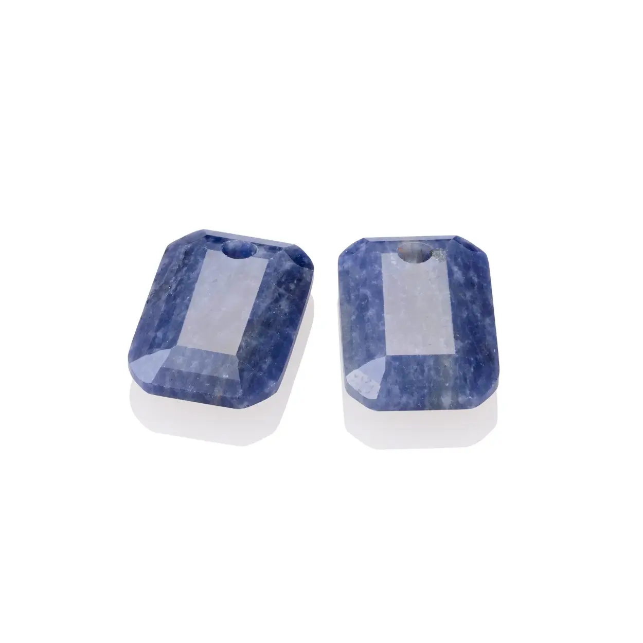 e Baguette oorbeledelstenen zijn de perfecte aanvulling op jouw oorbellencollectie! De oorbeledelstenen zijn gemaakt van echte Sodalite edelstenen. Ze zijn prachtig gefacetteerd en omdat onze edelsteen sieraden met de hand worden vervaardigd, is elke set oorbeledelstenen uniek! 
