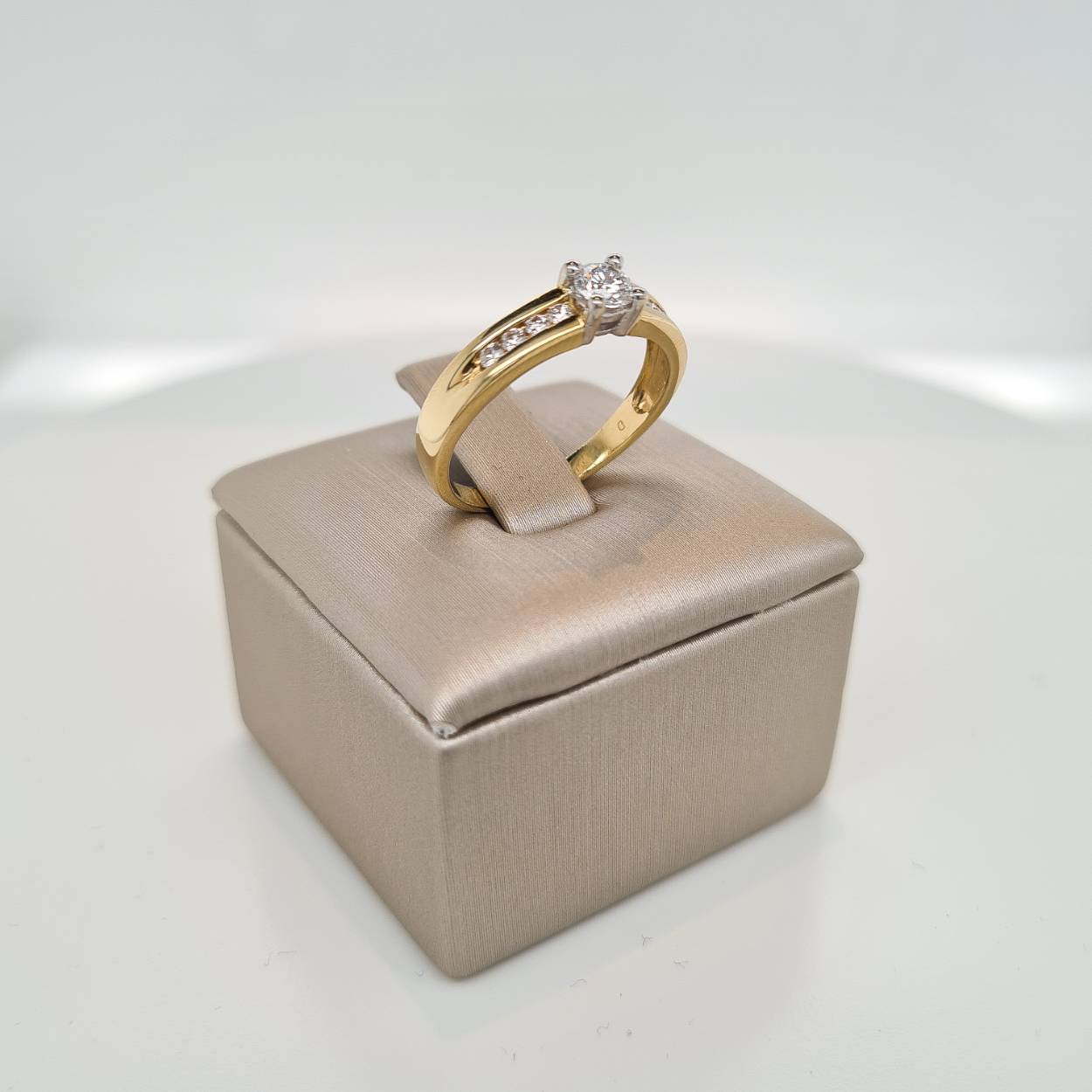 Prachtige 14krt bicolor wit- en geelgouden ring met diamant, 0,40crt H SI.

De maat van deze ring is 53 (17), heeft u interesse in een andere maat? Neem dan gerust contact met ons op.