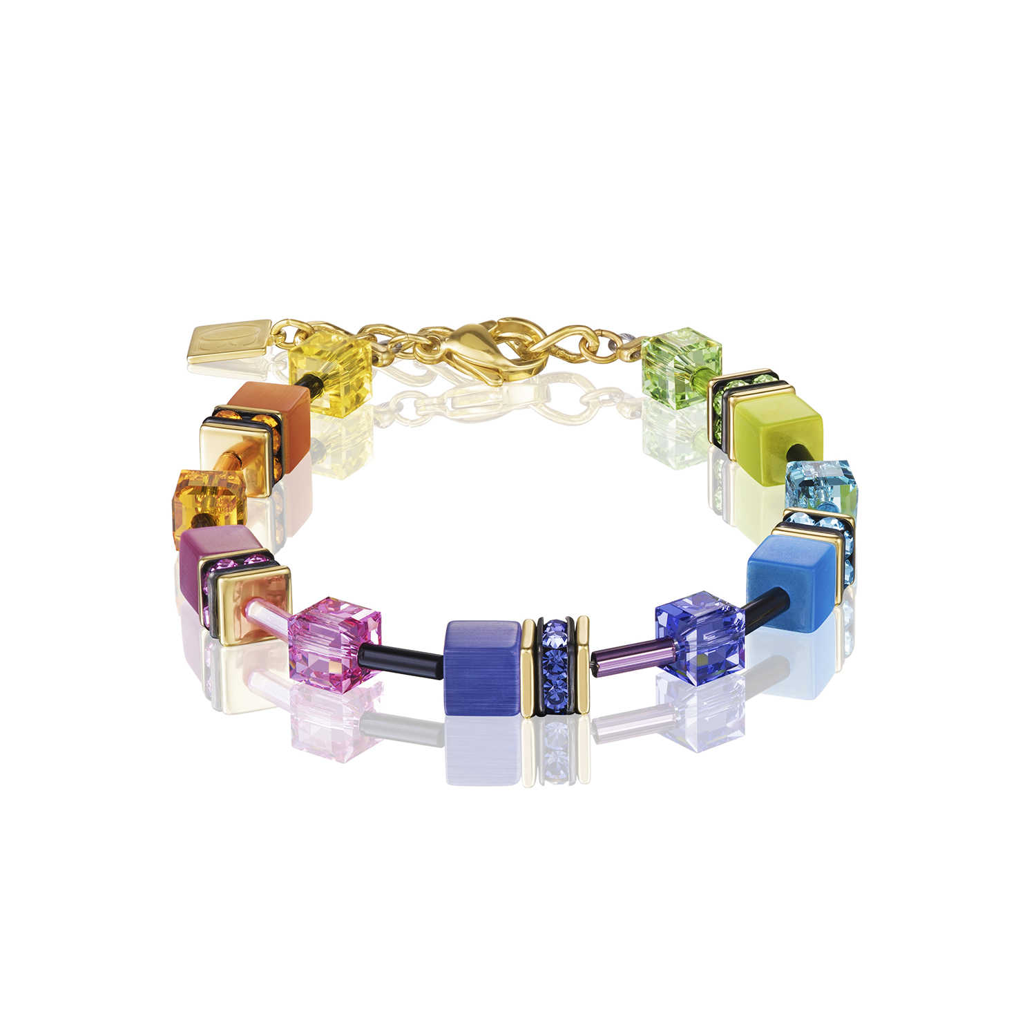 Coeur de Lion Geocube Armband Multicolour Rainbow Goldtone, is vervaardigd met synthetisch tijgeroog, Swarovski kristal en verguld staal. 18-20cm.  Armband is uit te breiden tot een set met bijpassende oorhangers en collier.