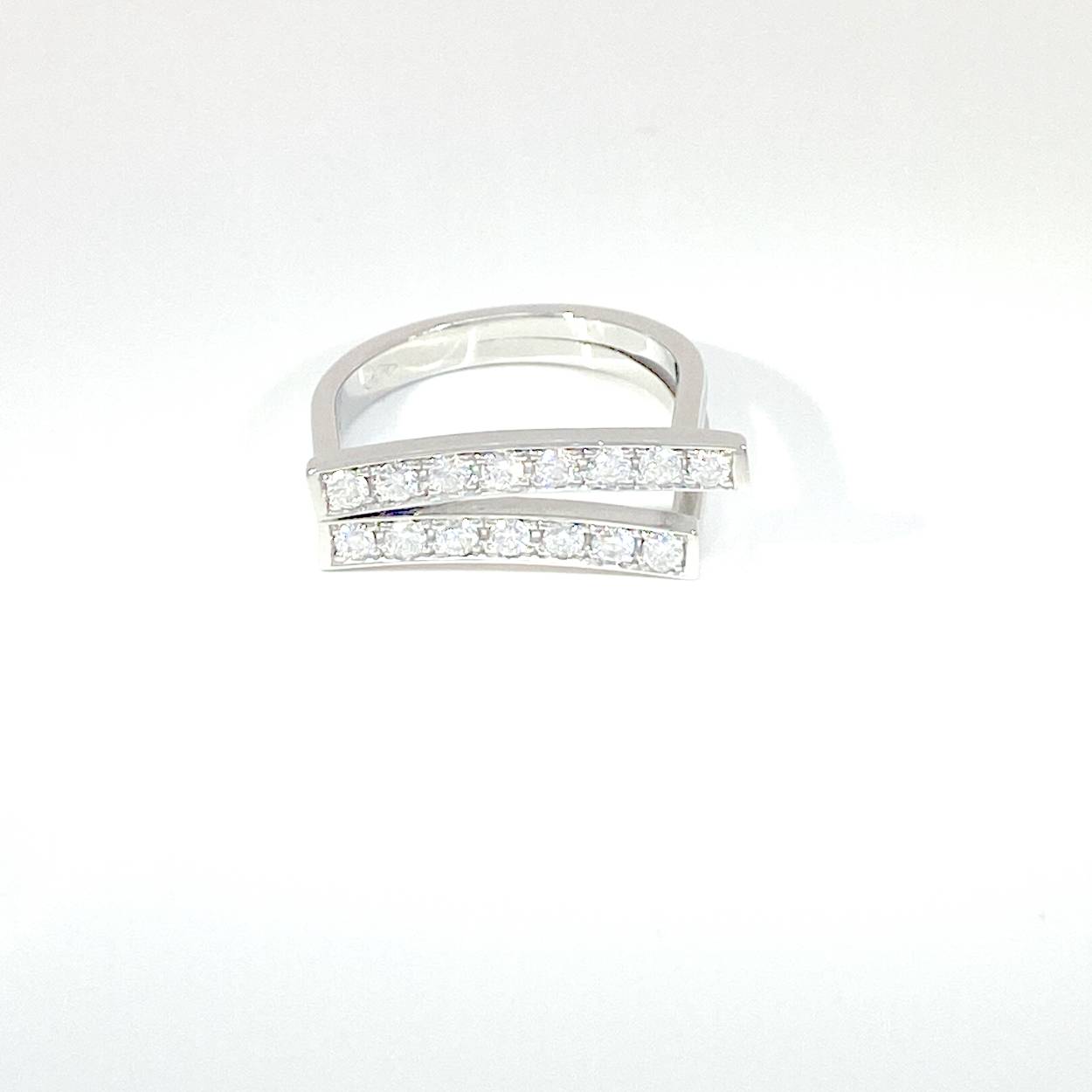 ring in 18kt wit goud met briljant 0.46ct 
eigen creatie, uniek stuk
