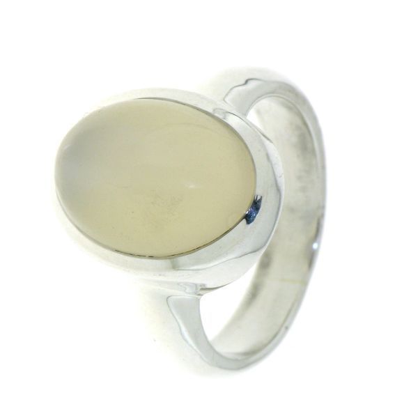 Zilveren ring met cabochon geslepen Maansteen. Is echte steen dus kleur is wat donkerder dan op de foto wordt weergegeven. Maat 18