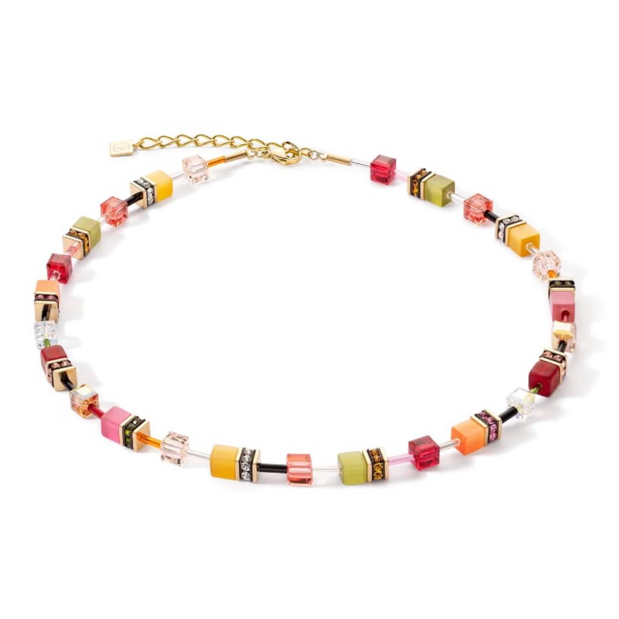 Kleurrijke ketting met de bekende GeoCUBES geïnspireerd door het Bauhaus-design in de kleur Multicolor Indian Summer uit de collectie van Coeur de Lion, handgeregen in Duitsland en nieuw in geschenkverpakking. De kubusketting onderscheidt zich door duidelijke vormen en expressieve kleuren van de nazomer en weerspiegelt de levendigheid van Coeur de Lion. 

Het collier is van verguld roestvrijstaal, geregen met blokjes van synthetisch tijgeroog en polaris in nazomer kleuren als licht groen, verschillende tinten oranje, okergeel gecombineerd met schitterende kristallen en strassrondellen. Tussen de blokjes hele fijne staafjes in verschillende kleurtjes. Draaglengte van het collier is 41 tot 47 cm, dikte van de blokjes is 0,6 cm, de dubbele blokjes 1 cm breed. 

Prachtige kleurencombinatie, het collier is onderdeel van een set maar natuurlijk ook prima los te dragen. 
