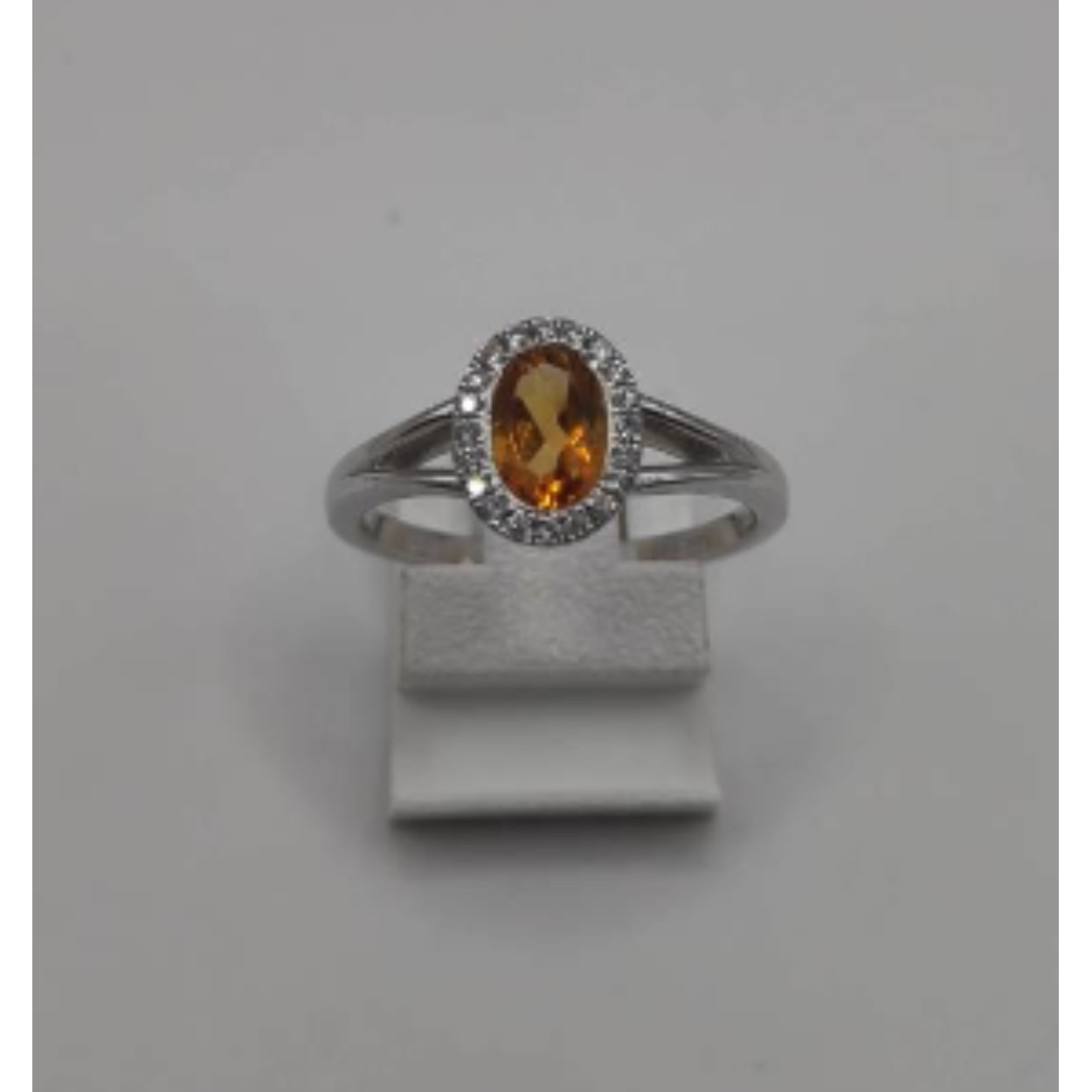 Wit gouden ring met citrien en diamanten