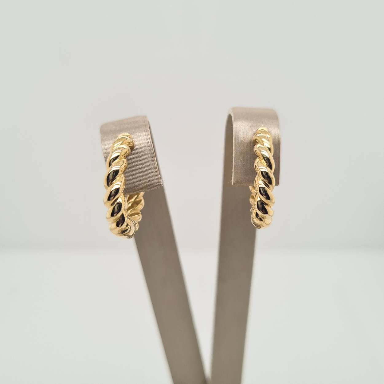 14k Geelgouden klapoorringen met een afmeting van 16.5x3.5mm.