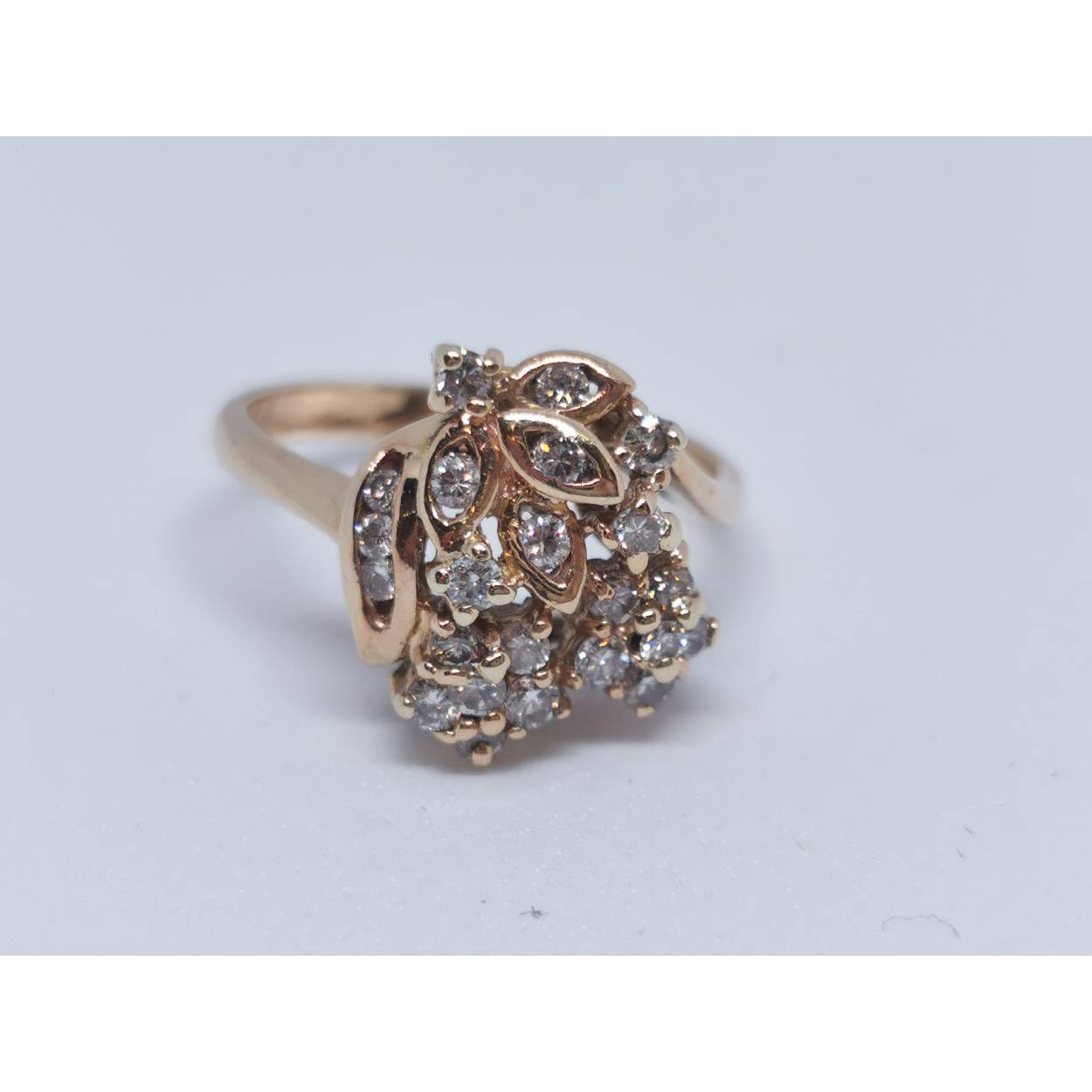 14 karaat geel gouden fantasie rozet ring met briljanten.