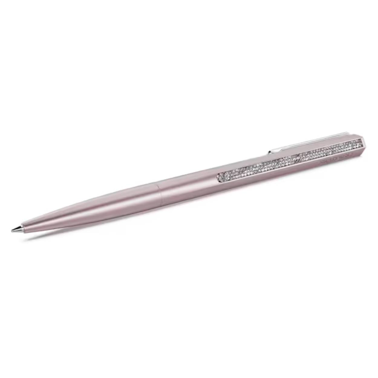 Deze prachtige balpen combineert verfijnde elegantie met moderne eenvoud en is gemaakt voor oogverblindende creativiteit. Het model is voorzien van een roze laklaag en heeft een achthoekige vorm met een ronde top, waarmee het een perfect evenwicht tussen vorm en functie weerspiegelt. De pen is versierd met Ultra Fine Crystal Rocks, zodat elk woord kan worden geschreven met weerspiegelende schoonheid. De clip en het gebruiksvriendelijke draaimechaniek benadrukken het stijlvolle ontwerp. De glinsterende balpen is een gedenkwaardig cadeau voor een speciale gelegenheid.
Formaat: 14.5 x 1 cm
Kleur:  Roze
