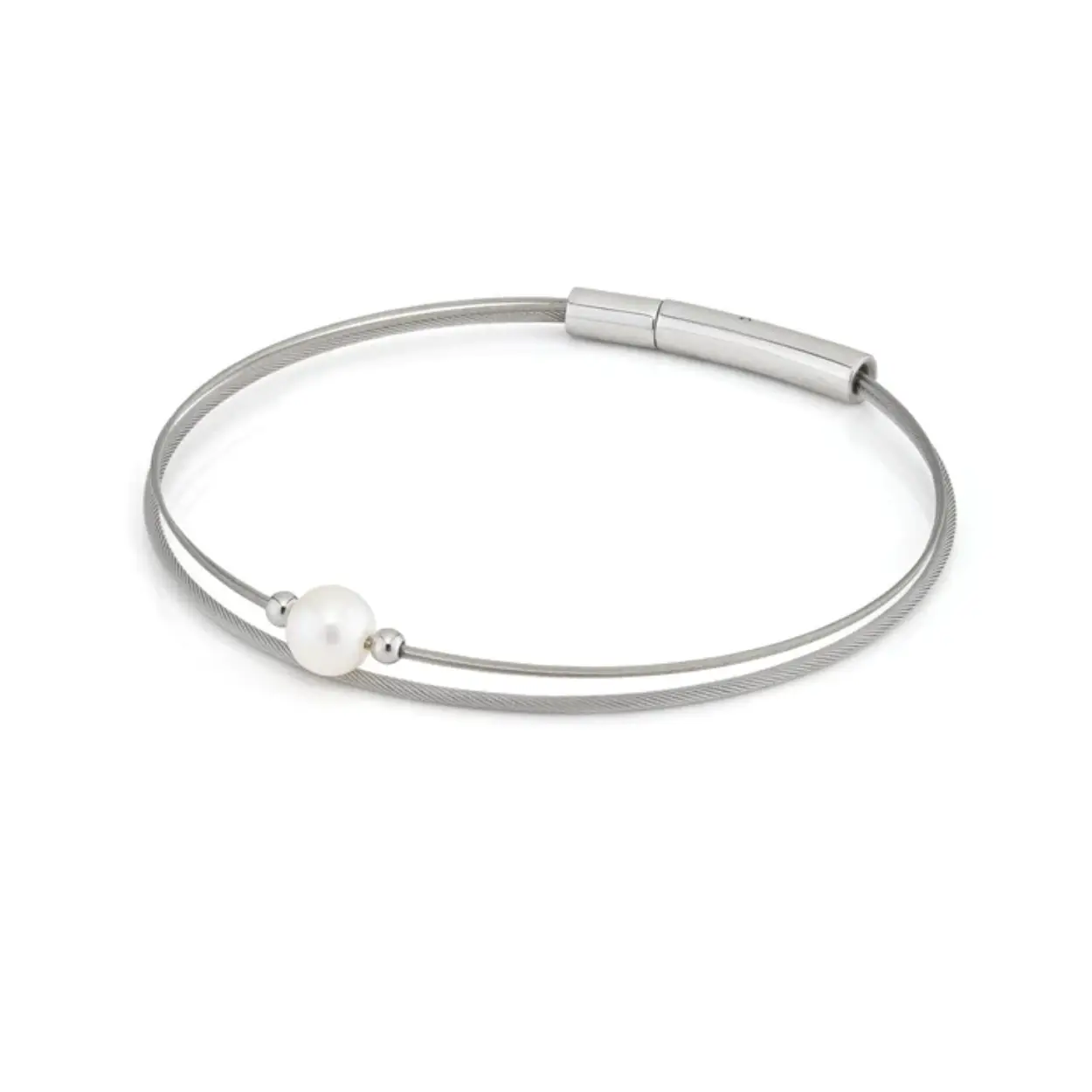 Is jouw geboortemaand juni? Dan past de edelsteen Parel perfect bij jou! Ook als cadeautje voor een 30 jarig huwelijk worden vaak parels cadeau gegeven. Het is de parel van rust, vrede en verlichting. 

Deze armband maken wij van twee soepele draden, met een Parel en twee bolletjes van zilver edelstaal en met een gemakkelijke bajonetsluiting.  

Gemakkelijke Bajonet Sluiting 
Handgemaakt in Nederland
Hypoallergeen