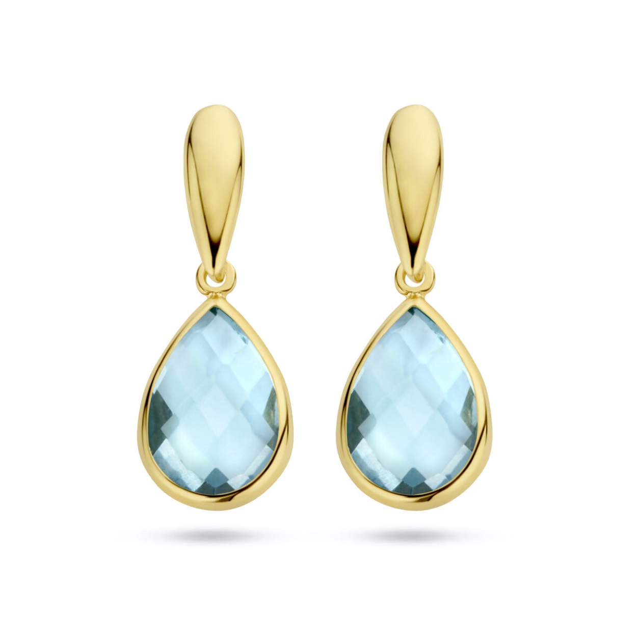14 Karaat geelgouden oorhangers uitgevoerd met een schitterende blauw topaas. De oorhangers hebben een totale hoogte van 2cm. De blauw topaas stenen hebben een totaal steengewicht van 4.96ct (2x 2.48ct).
Draag de oorsieraden samen met de bijpassende hanger.