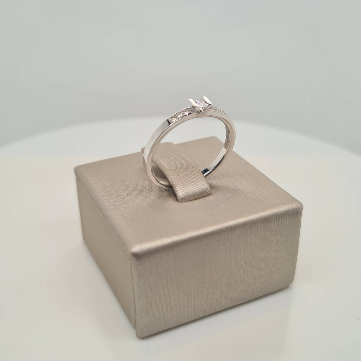 Prachtige 14krt witgouden solitaire ring met diamant, 0,085crt H Si. 

De maat van de ring is 52 (16.5). Heeft u een andere maat, neem dan gerust contact met ons op.