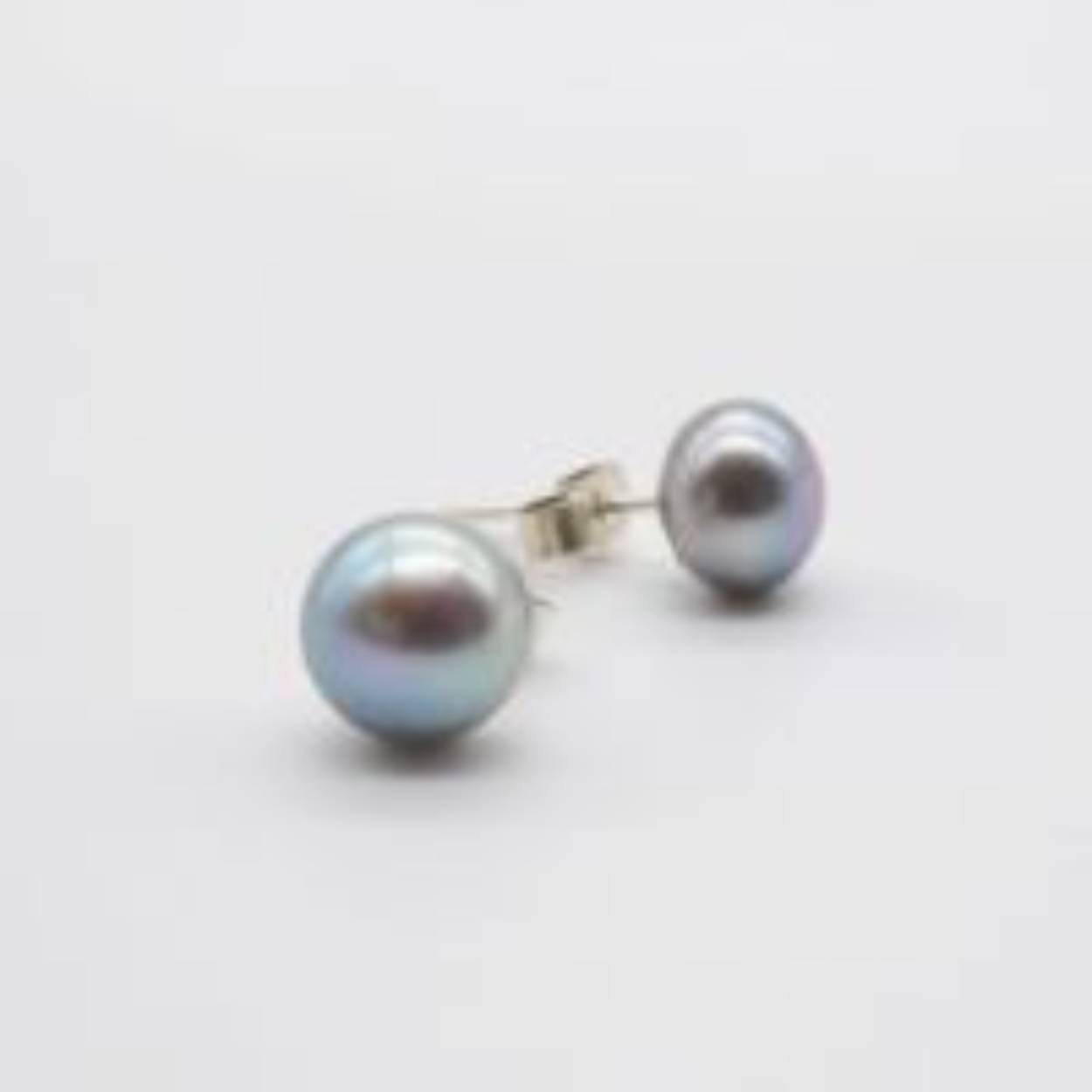 zilveren oorknop met grijze zoetwater bouton parels van 7,5 tot 8mm