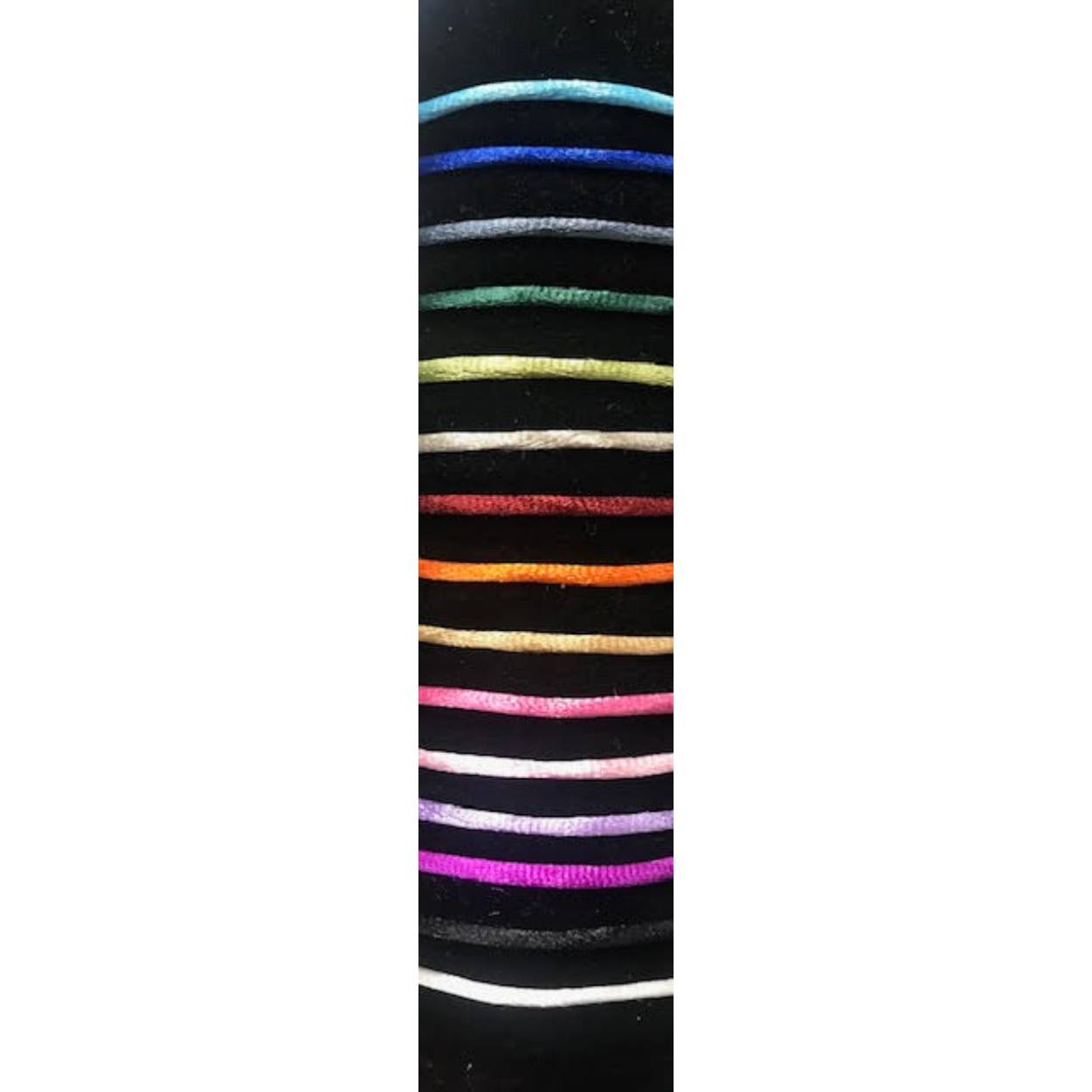 Satijnen koord armbandje met rond graveer plaatje. Dit sieraad kan zowel aan de voor als achterkant gegraveerd worden met verschillende soorten gravures. Deze armbandjes zijn heel mooi te combineren met andere armbandjes. Bij de aankoop van een satijnenkoord armband mag je 5 kleuren uitzoeken. Het armbandje dat je als eerste wil dragen mag je bovenaan zetten, die zetten wij er voor je aan. De koordjes kunnen makkelijk door jou zelf vervangen worden. Bij de aankoop van een armbandje zit tevens een omschrijving hoe je deze zelf kan vervangen