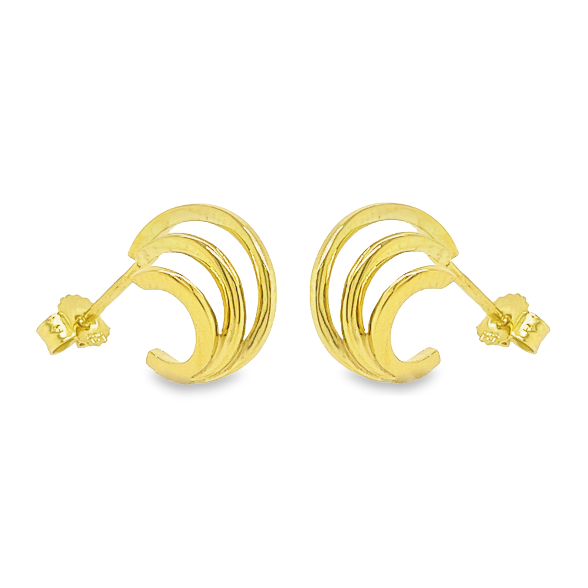 Deze 14-karaats geel gouden oorstekers zijn sierlijk van ontwerpt. Het gekrulde ontwerp zorgt ervoor dat de oorstekers mooi rond om het oor liggen.