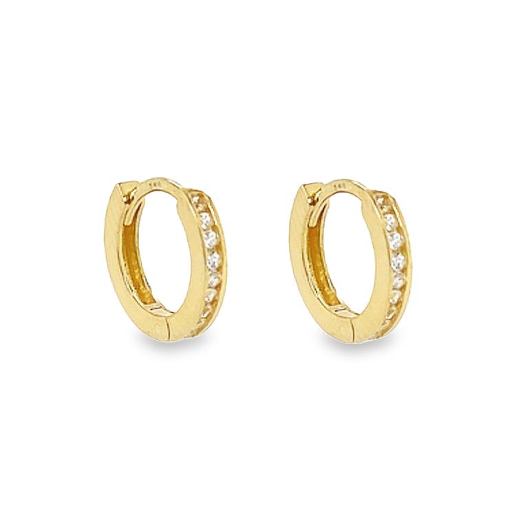 Geel gouden rij klapoorringen zijn altijd een goede toevoeging aan je sieraden collectie. Deze oorringen zijn 'klein' van formaat en vallen kort om het oor (zie afmetingen). De steentjes zijn briljant geslepen zirkonia's.