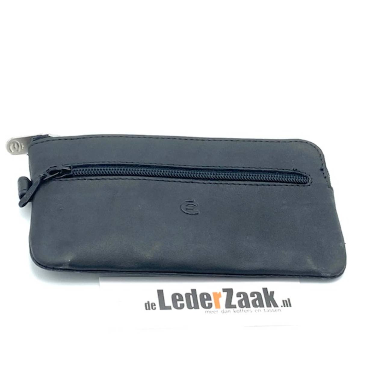 Sleuteletui Logo is voorzien van twee ringen onder de toprits. Voorzijde is voorzien van handig ritsje voor muntjes.

Afmetingen:
Hoogte 7cm x breed 14cm x diep 0.5cm