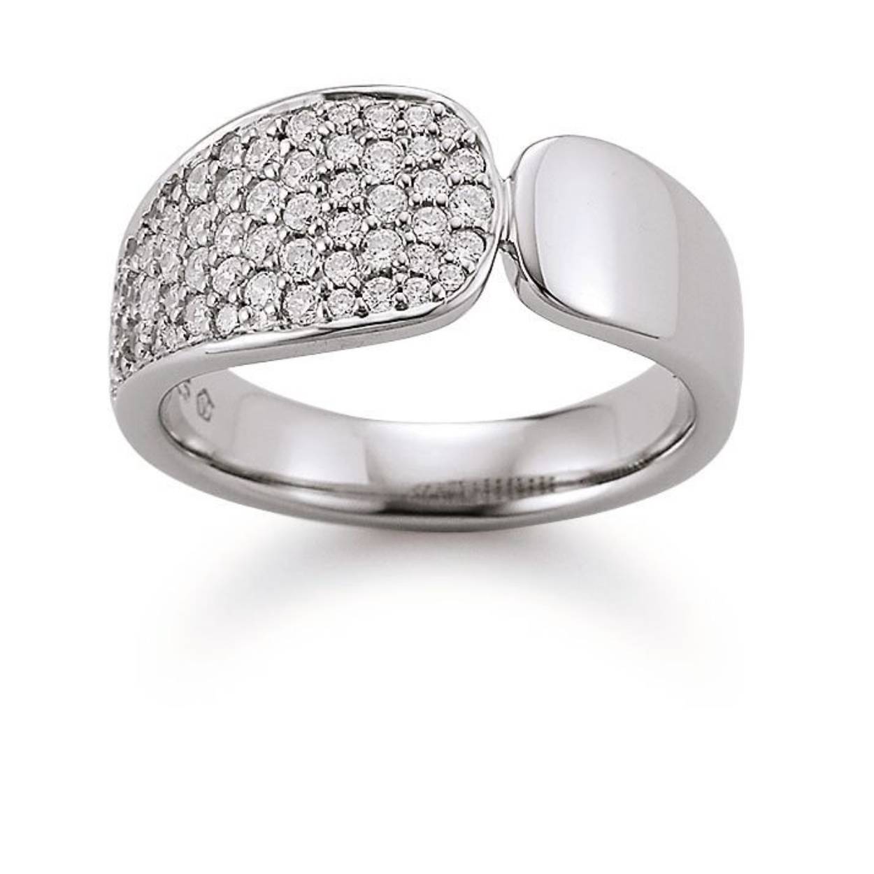 Deze prachtige zilveren ring van Viventy is bezet met zirkonia. De maat van de ring is 54. Heeft u interesse in een andere maat? Neem dan contact met ons op.