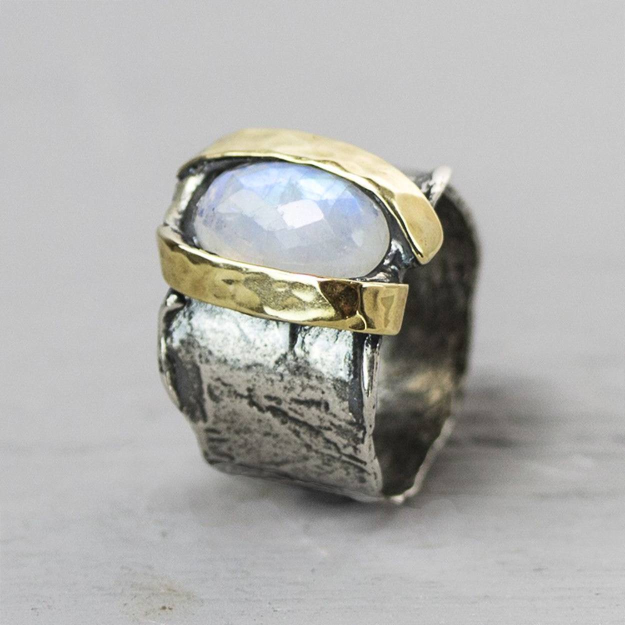 Ring gemaakt van 925 sterling zilver, 9 karaat en Maansteen.