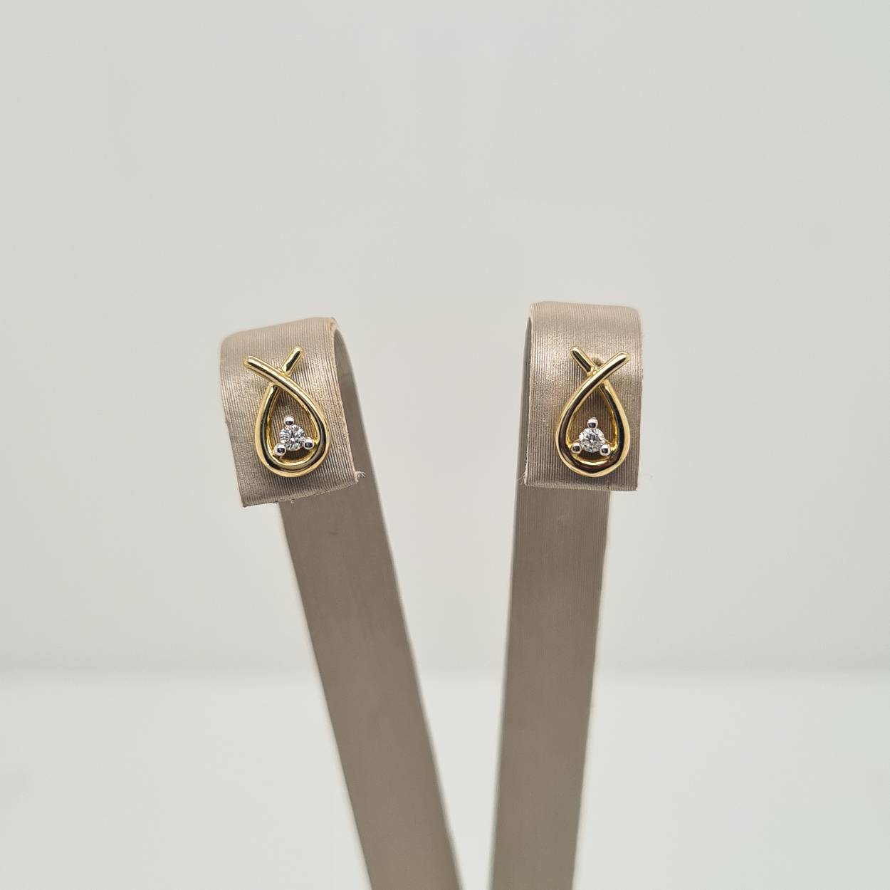 Prachtige 14 karaat gouden oorknoppen met diamant, 0.04crt. 