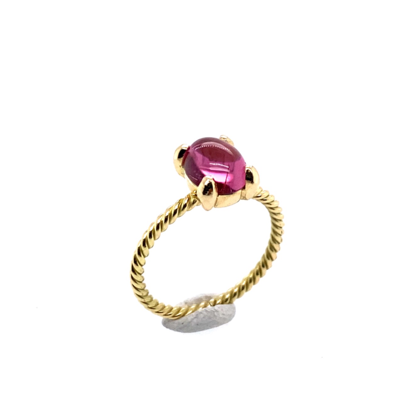 handgemaakte damesring model Lotte met roze toermalijn en een koorddraad ring
