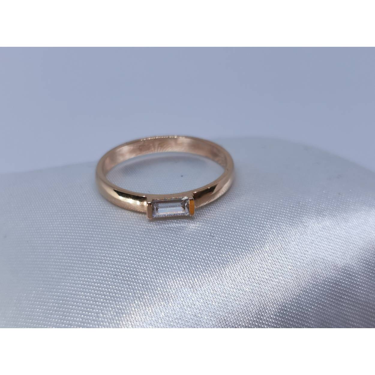 14 karaat rosé gouden solitaire ring met baguette geslepen zirkonia.