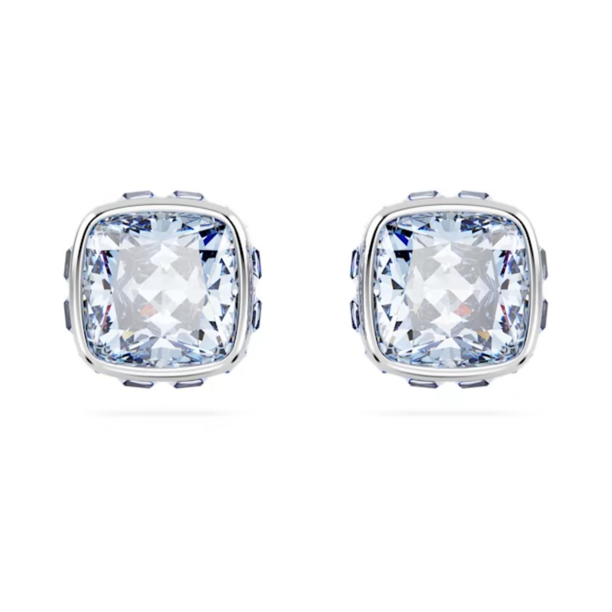 Deze levendige, veelzijdige oorstekers passen overal bij en zijn geïnspireerd op de geboortesteen van maart. De sieraden met een rhodium toplaag zijn voorzien van een steen met een square-slijpvorm in een oceaanblauwe kleur, een kalmerende tint die de drager een diep geluksgevoel geeft en inspireert om zichzelf te zijn. Dit betekenisvolle ontwerp is een magisch verjaardagscadeau of het perfecte cadeau voor uzelf.
Formaat: 0.9 x 0.9 cm