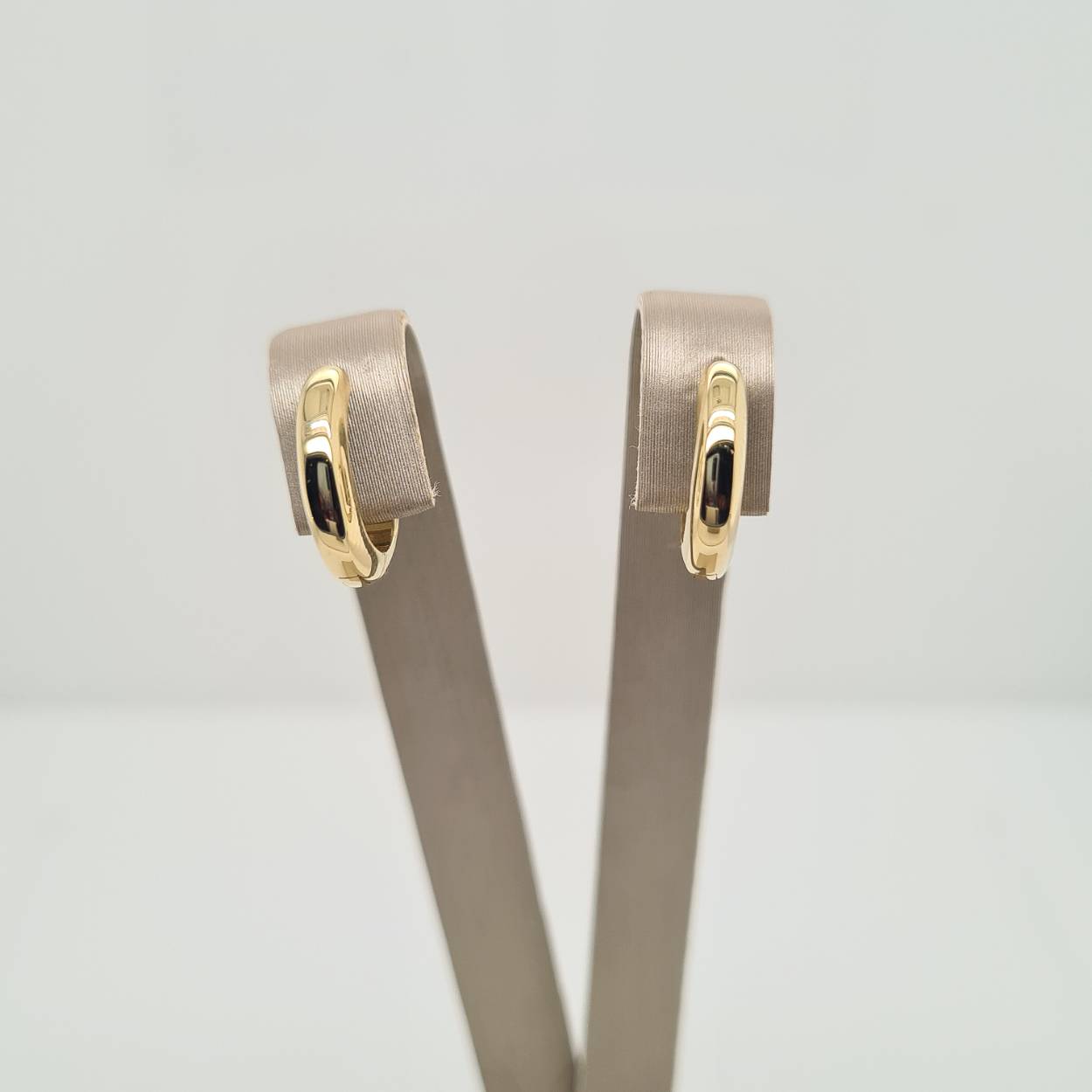 14k Geelgouden klapoorringen met een dikte van 3mm.