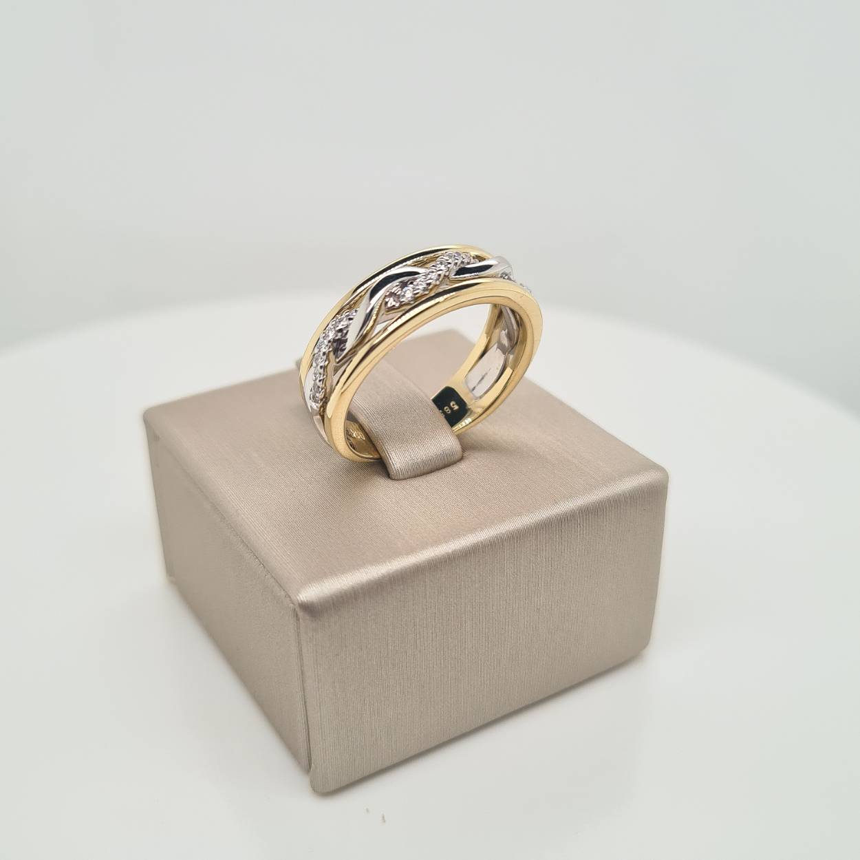 Prachtige 14krt gouden ring met diamant, 0,14crt H SI1. De maat van de ring is 54. 

Heeft u een andere maat, neem dan gerust contact met ons op.