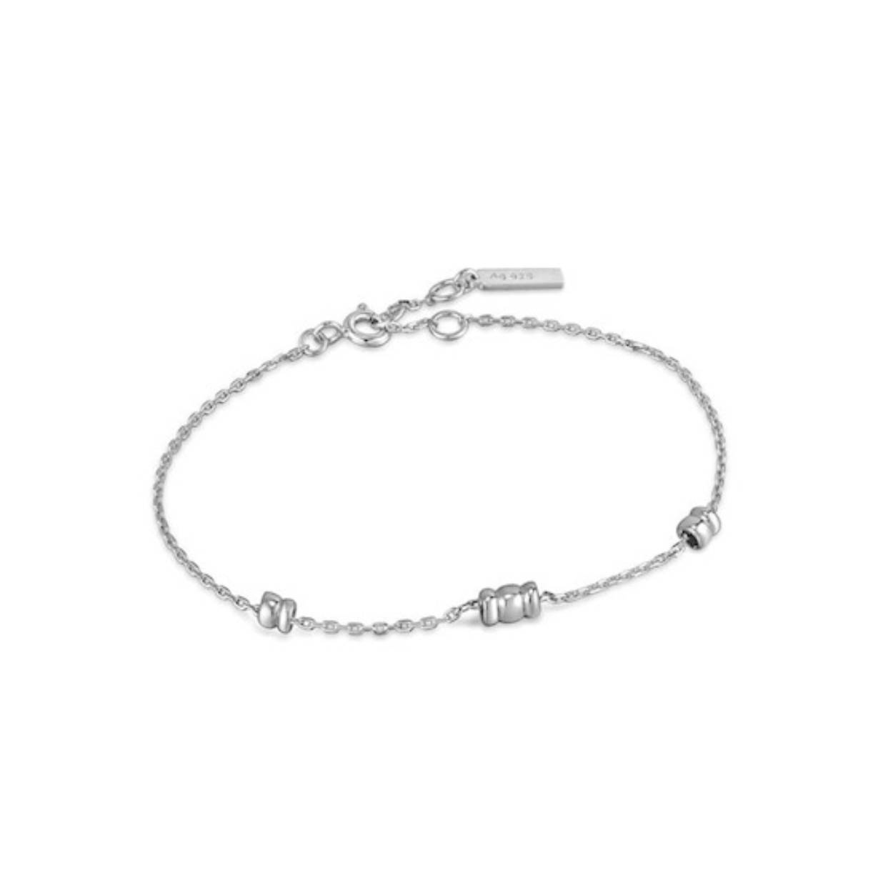 Kies dit seizoen voor een strakke stijl met deze gouden minimalistische armband. De verstelbare armband is afgewerkt met drie gedraaide bedels voor een elegante maar trendy look. Style de jouwe met meerdere armbanden voor een echte armparty. 

HET MERK
Geïnspireerd door de laatste fashion trends is Ania Haie het toonaangevende sieradenmerk voor hoogkwalitatieve maar ook betaalbare zilveren sieraden, zonder op de kwaliteit in te leveren. Iedere collectie is gebaseerd op de laatste catwalktrends, waardoor Ania Haie snel tot hét sieradenmerk voor stijlbewuste consumenten is verkozen. Elk sieraad wordt ontworpen om te combineren met andere sieraden waardoor je je eigen look kunt creëren. Maar ook zijn Ania Haie sieraden opvallend genoeg om op zichzelf te dragen. 

SPECIFICATIES
- Smooth Twist Chain Bracelet
- Armband
- 925 zilver gerodineerd
- Lengte verstelbaar: 16,5 - 18,5cm
- AH B038-01H