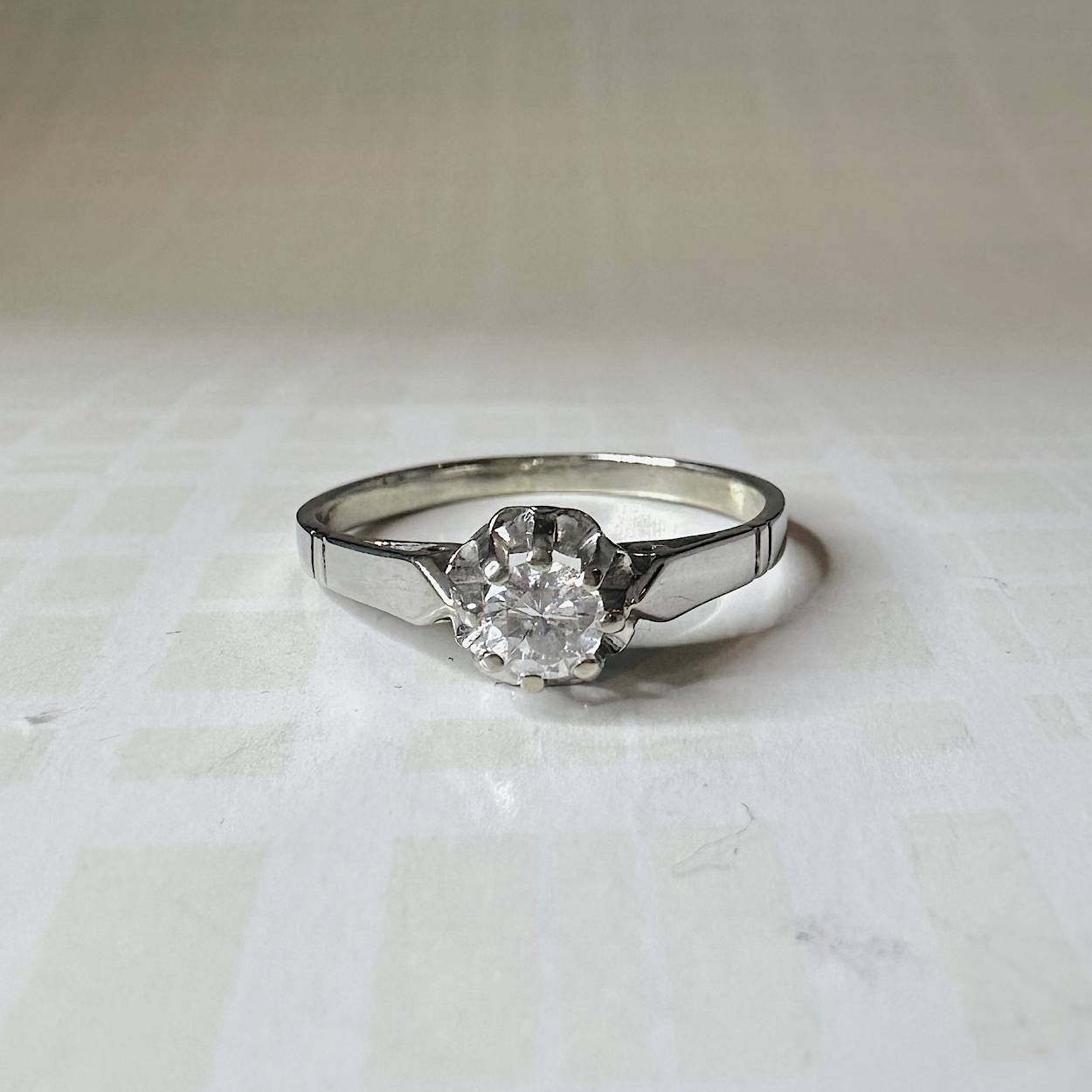 Prachtige 14 karaat witgouden vintagering met een briljant geslepen diamant. De ringmaat is op 50 beschikbaar.