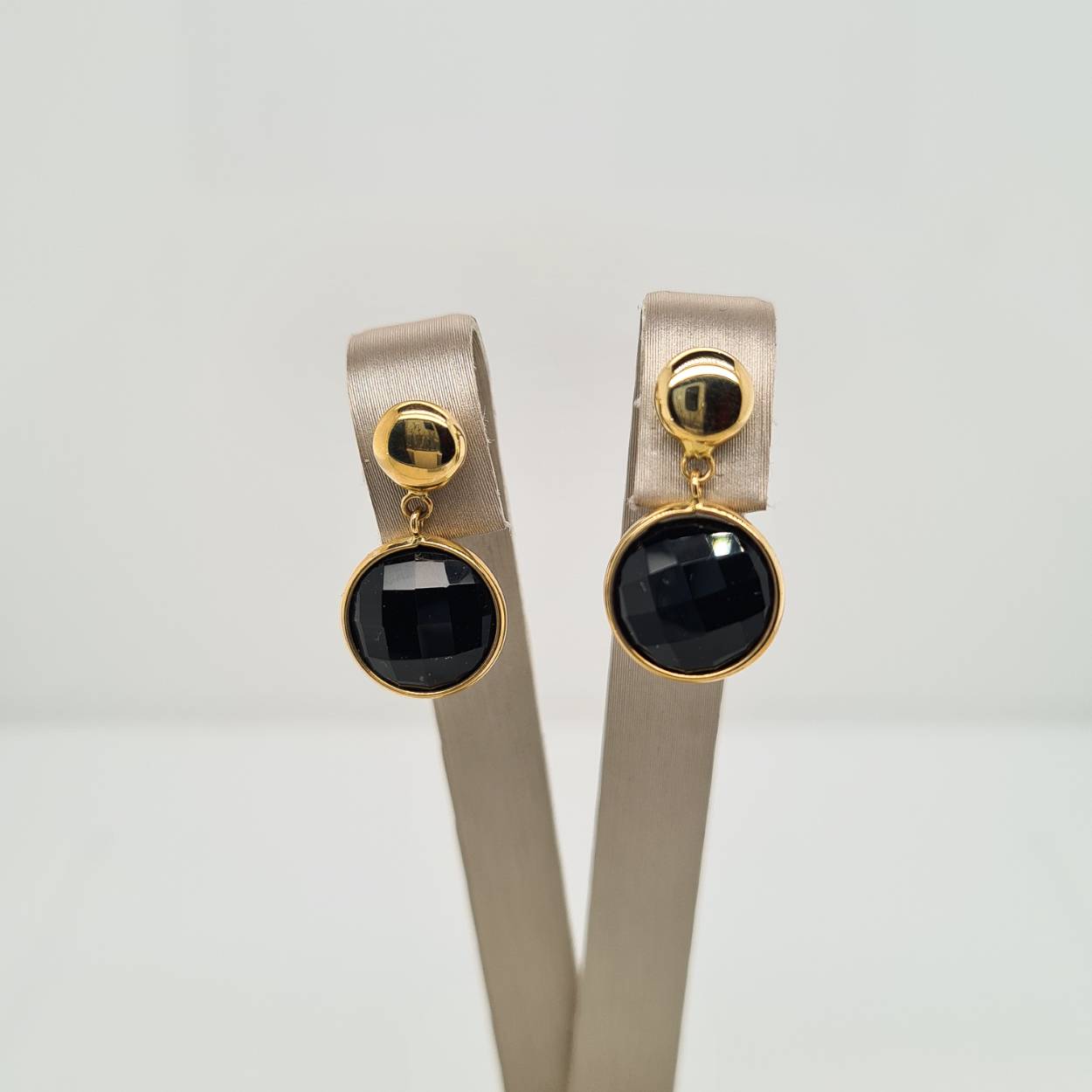 Prachtige 14 karaat gouden oorsieraden met onyx van Monzario. 