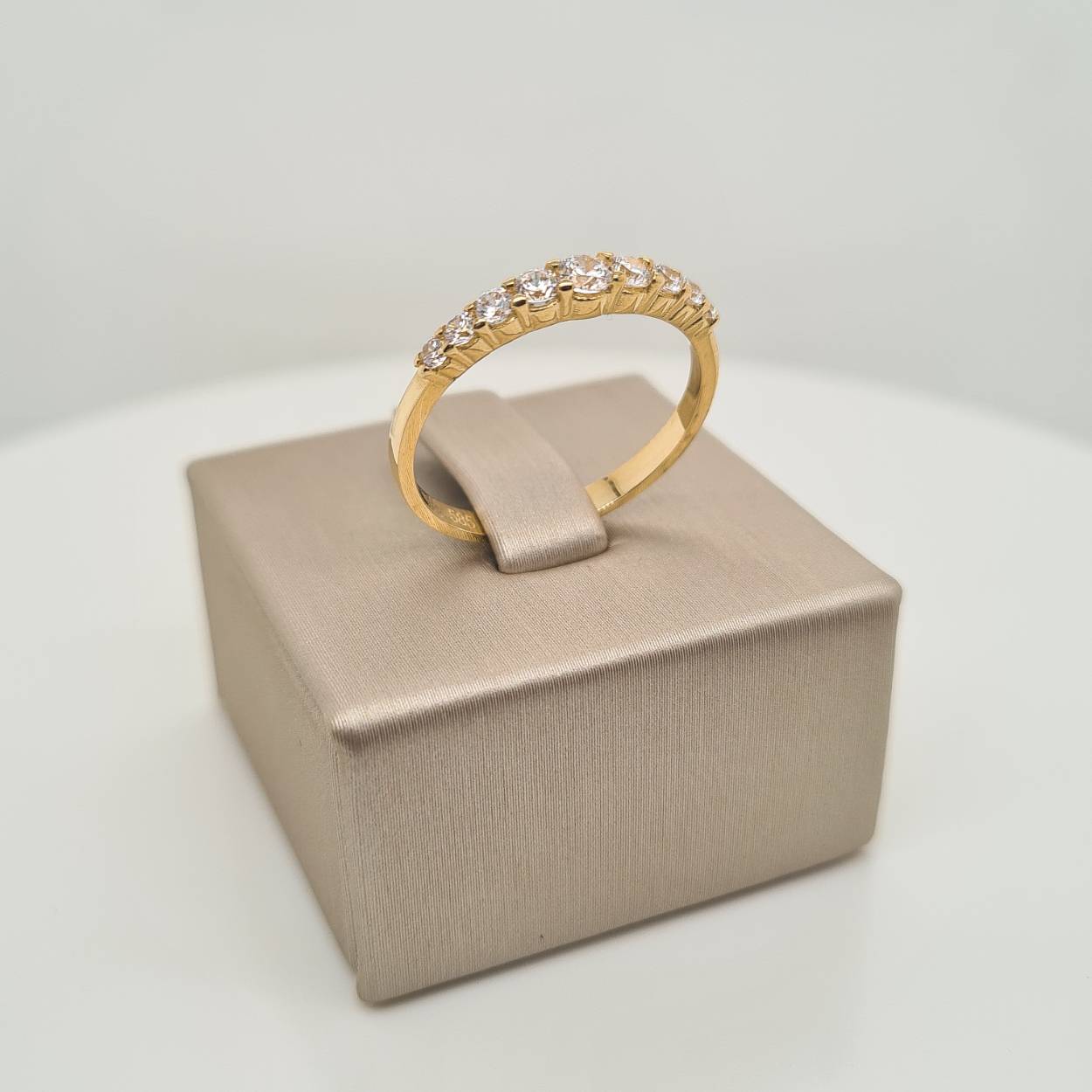 14krt geelgouden ring uitgevoerd met zirkonia. De ring heeft een breedte van 3mm.

De maat van de ring is 58 ( 18,5 ). Heeft u een andere maat, neem dan gerust contact met ons op.