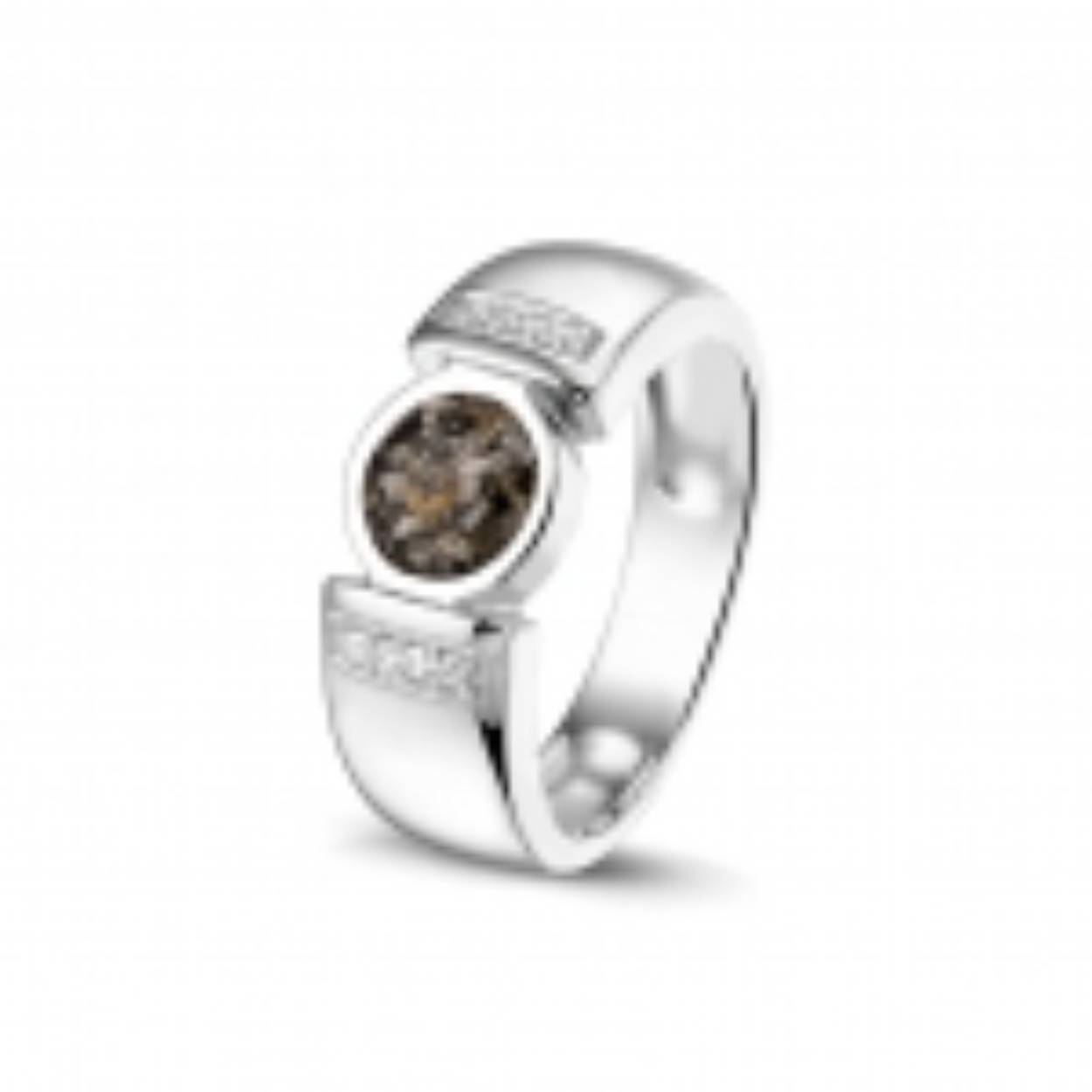 Zilveren ring met zirkonia. Dit sieraad wordt zichtbaar aan de voorkant gevuld met as en wordt vermengd met onze speciale hars. U kunt dit helaas niet zelf. Dit word door ons verzorgd en hier kunt  u bij aanwezig aanwezig zijn.
